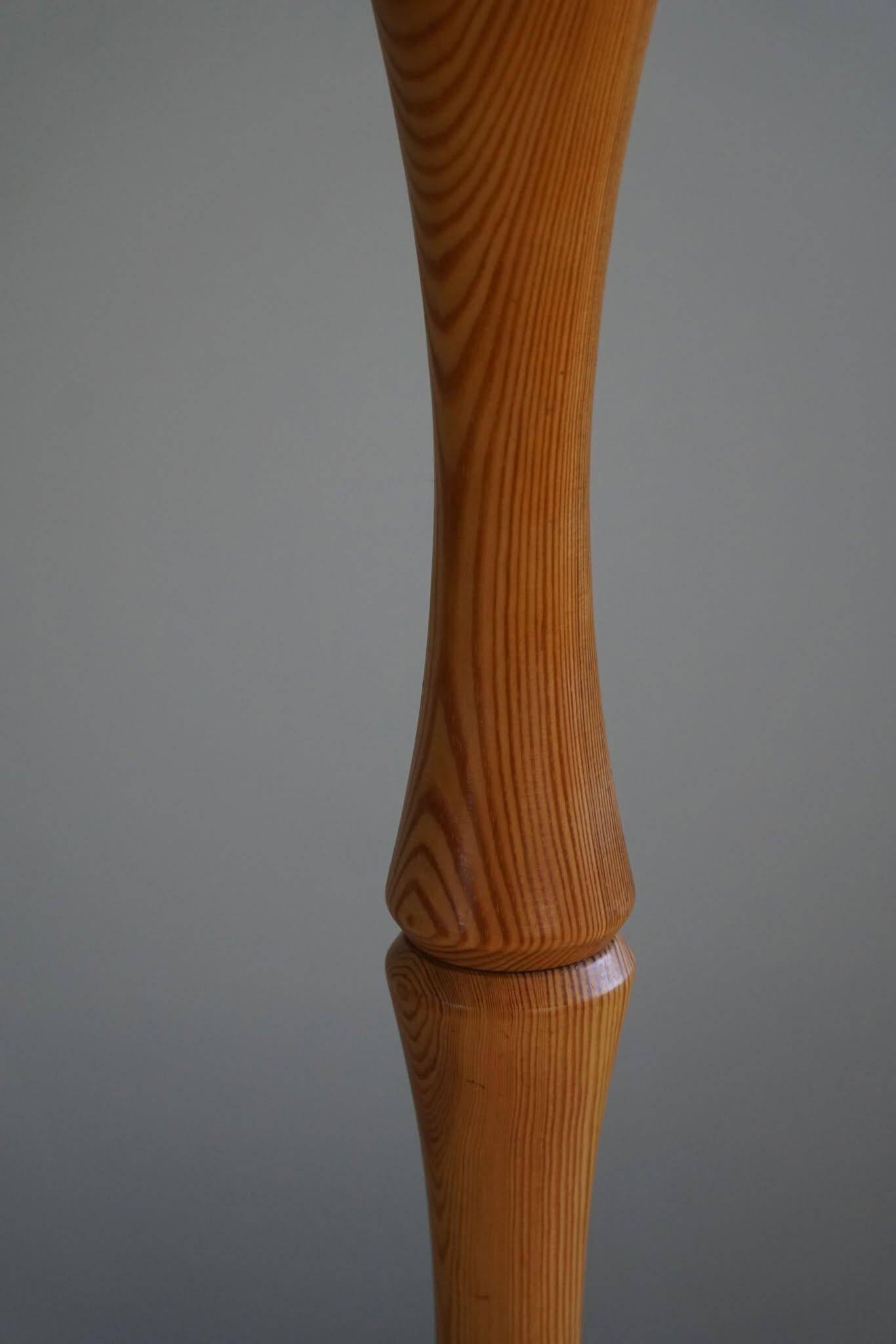 Modern sculptural Scandinavian floor lamp in solid pine, 1970s.