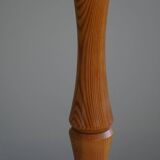 Modern sculptural Scandinavian floor lamp in solid pine, 1970s.