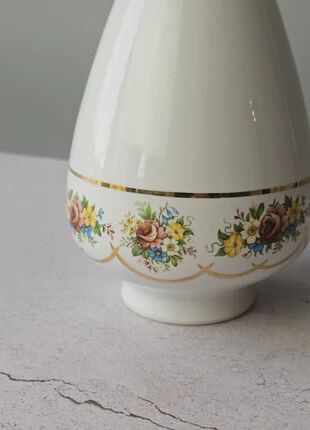 Brussels porcelain vase with a gold rim and flowers