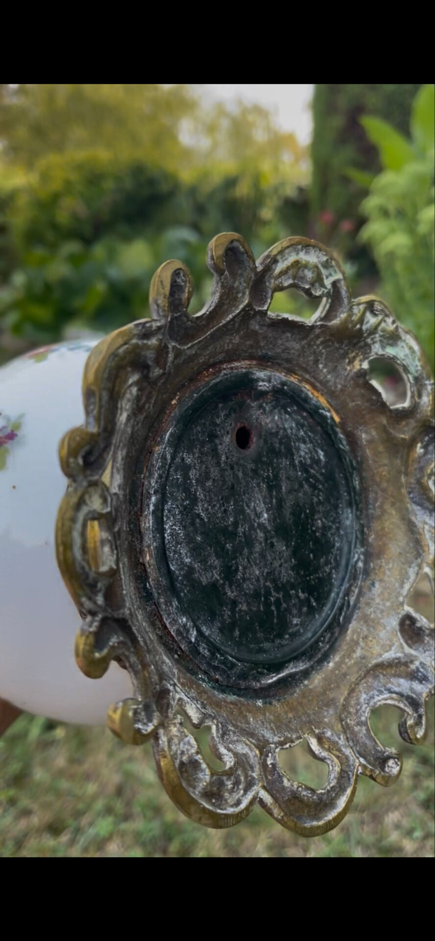Pair of antique vases in hand-painted porcelain and bronze – Décor