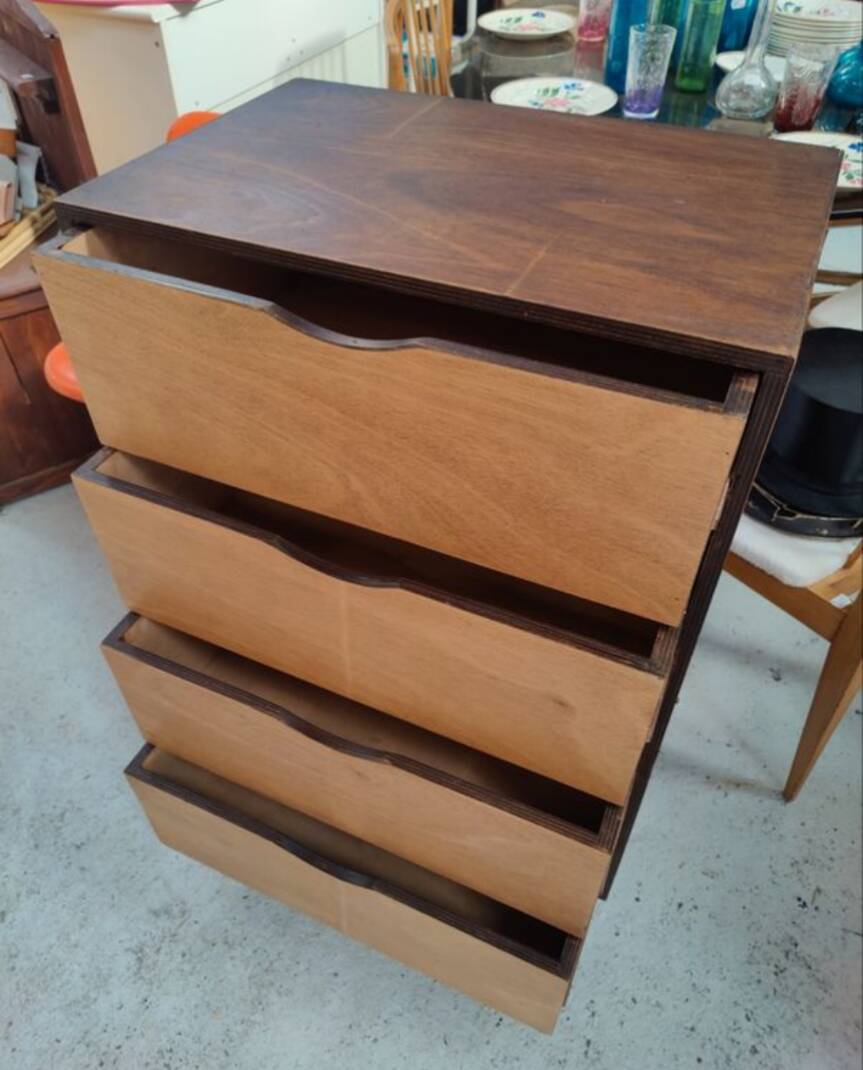 Wooden chest of drawers