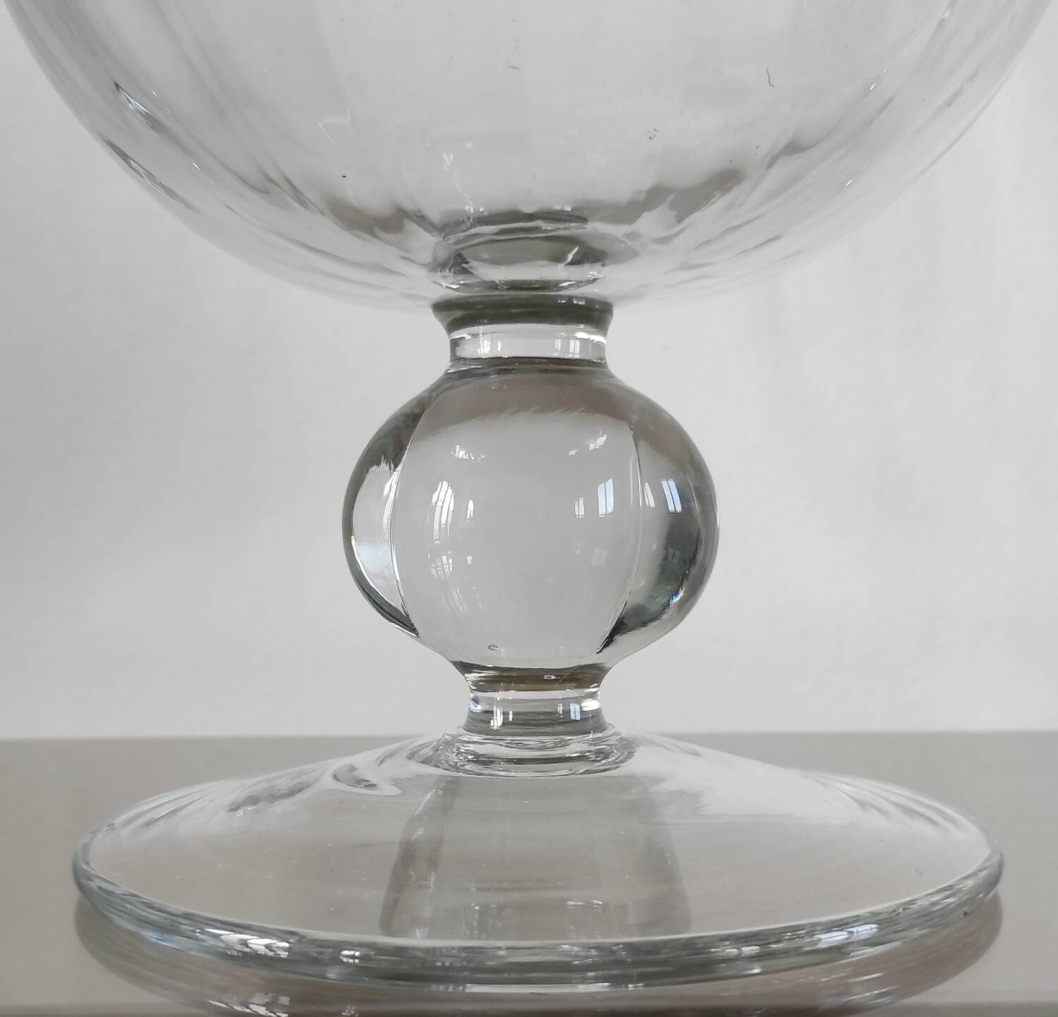 Large Médicis vase in transparent glass on a baluster base.
