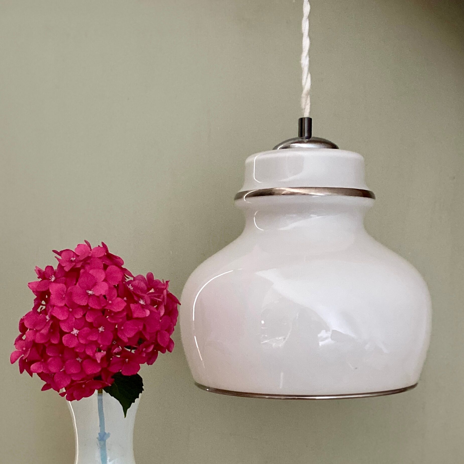 Suspension globe vintage XXL en opaline blanche liserés argentés