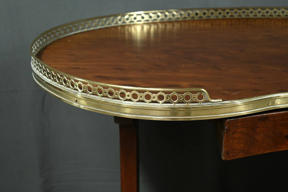 Kidney Table in Speckled Mahogany, stamped “L'escalier de Cristal” – Late 19th Century