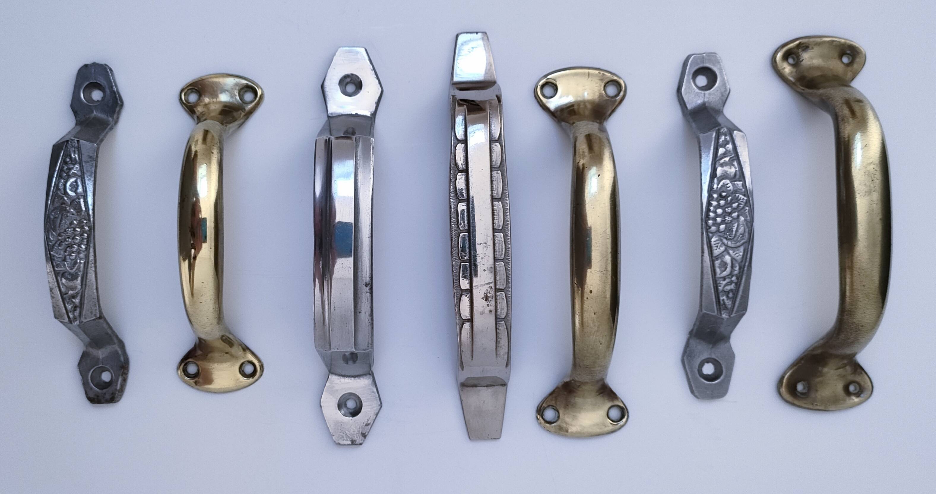 Sept poignées ton argent art déco et laiton