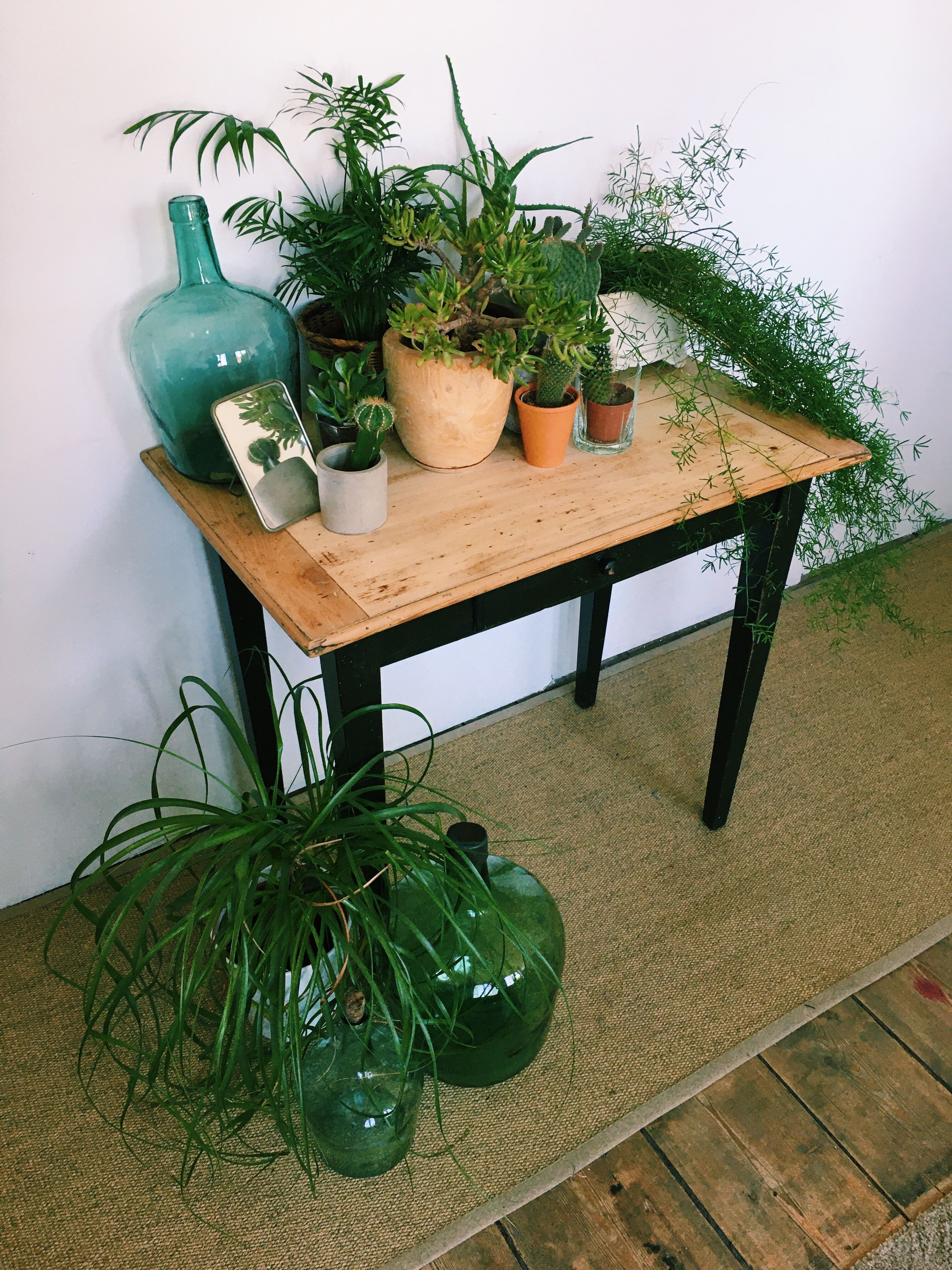 Farm table with tapered feet