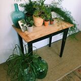 Farm table with tapered feet