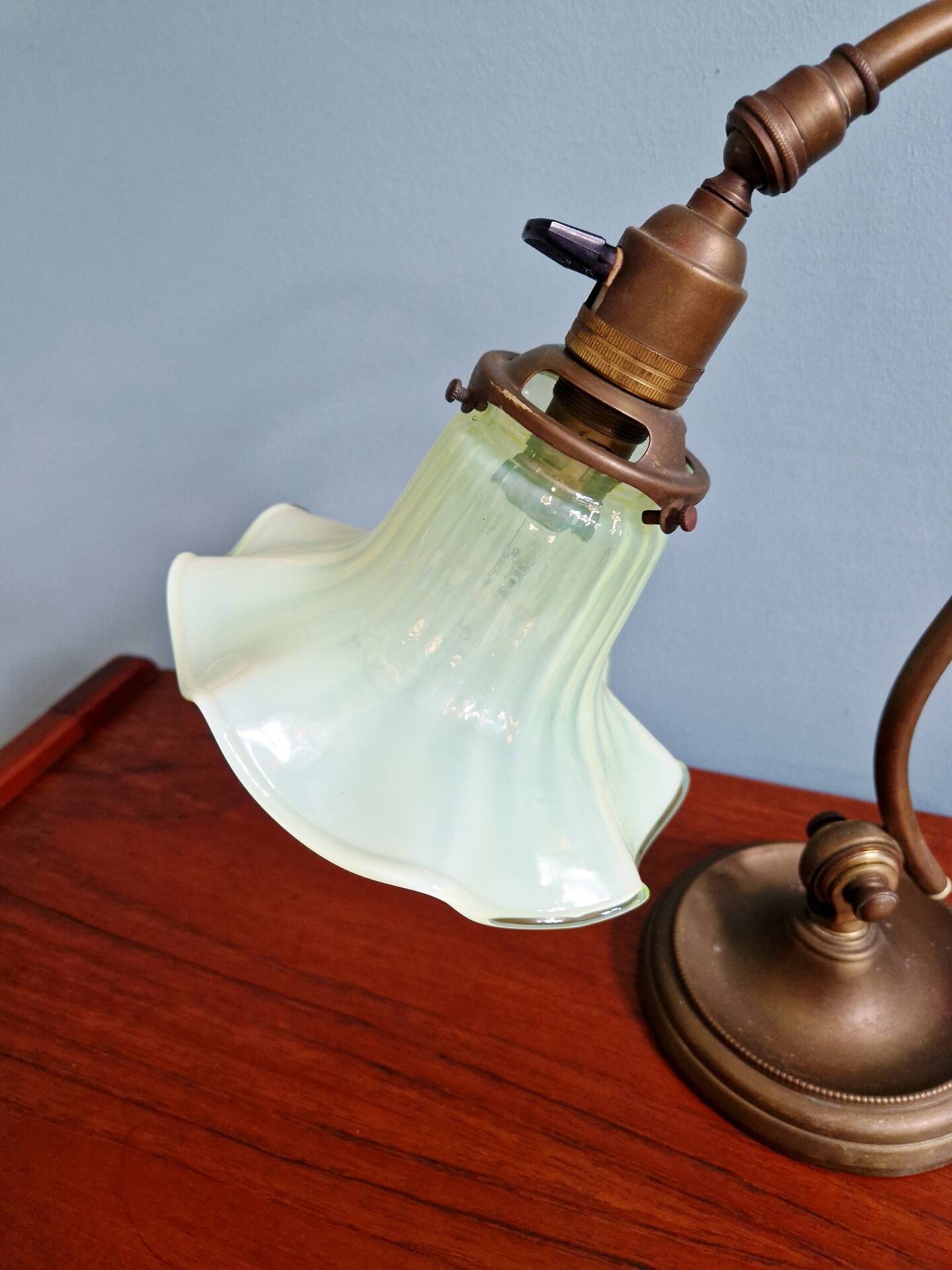 Art Nouveau desk lamp, bronze and opalescent glass