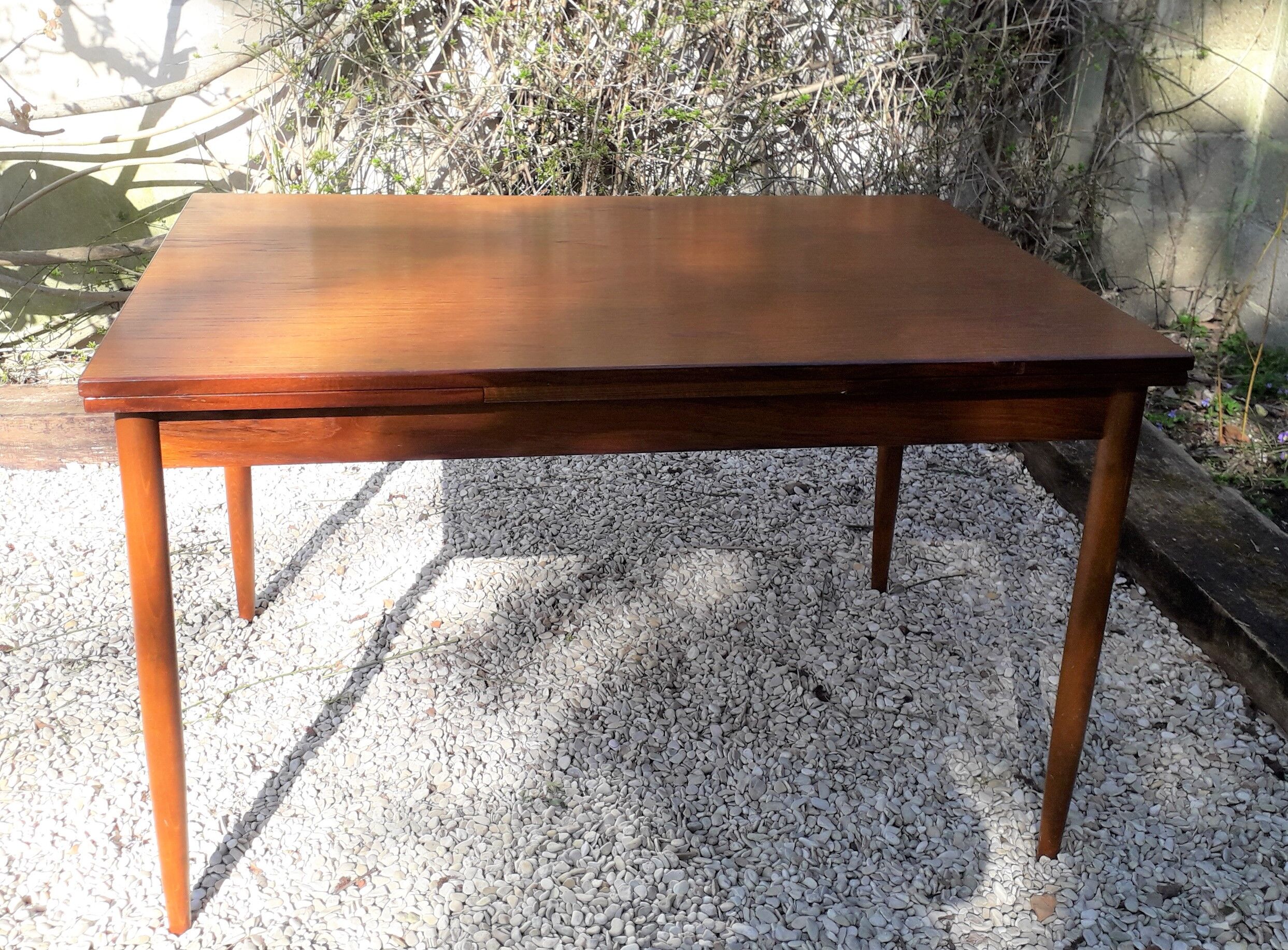 Extendable teak table