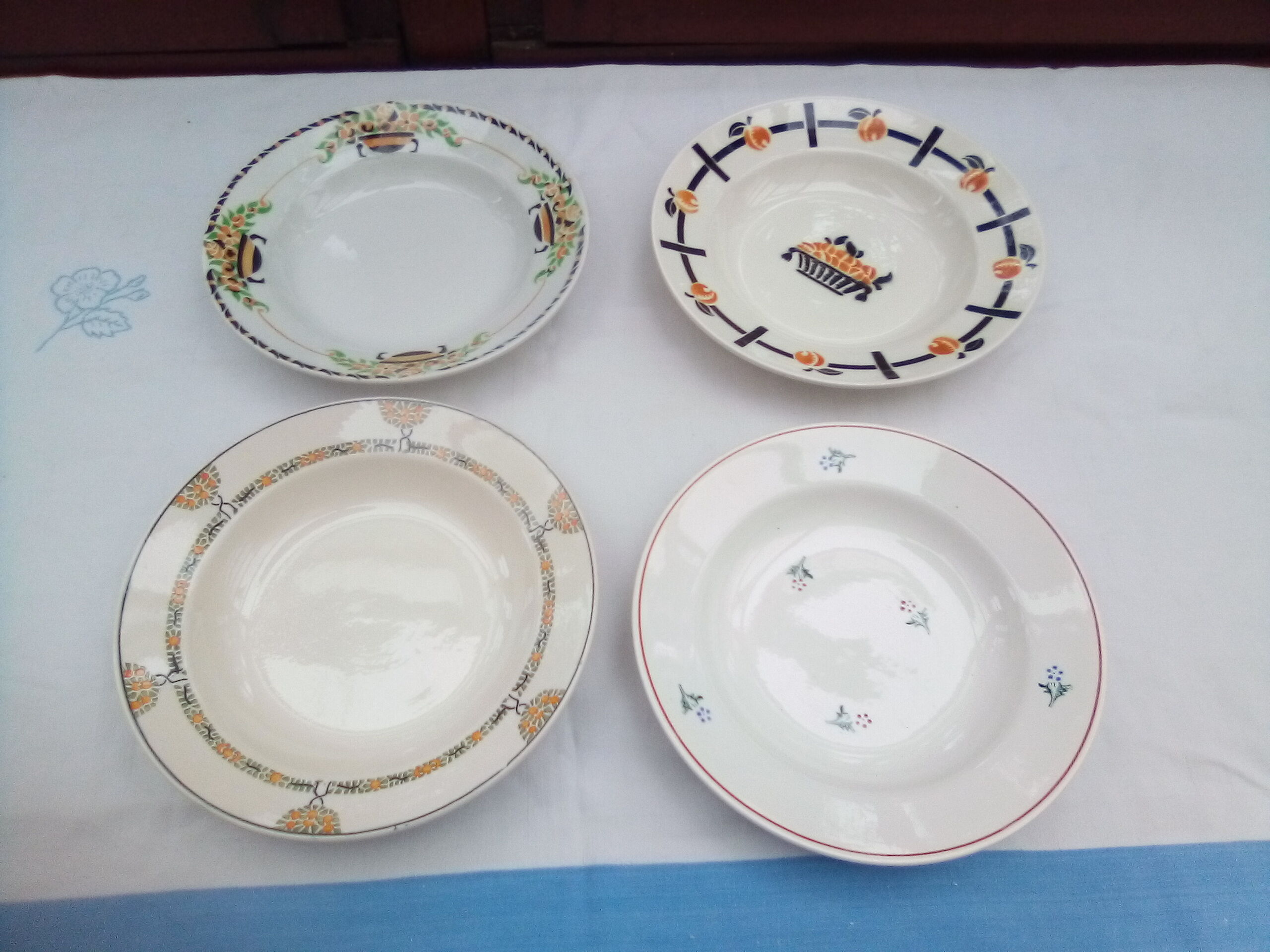 Assorted 8 brown/green plates