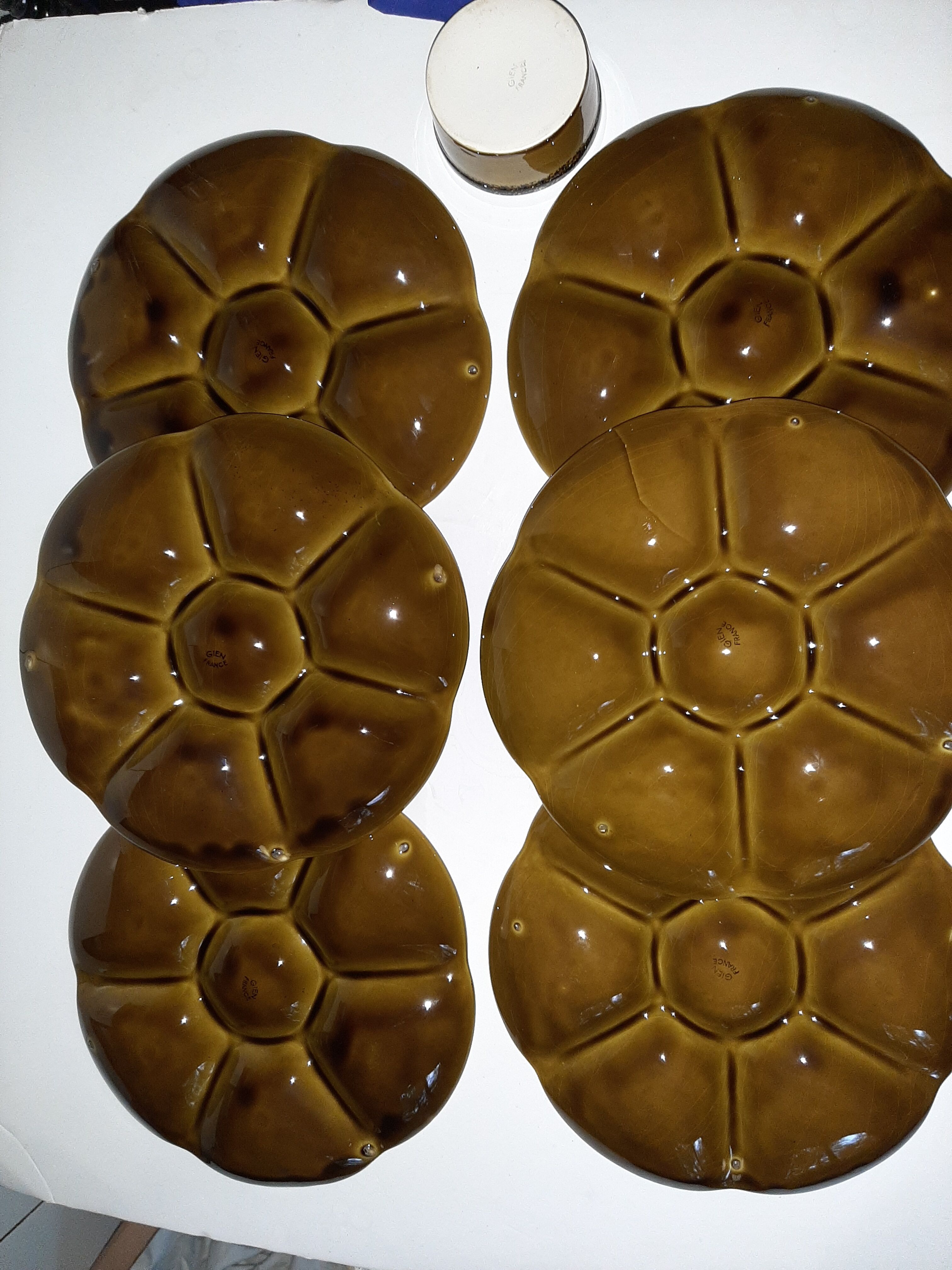 6 Gien oyster plates and barbotine ramekin