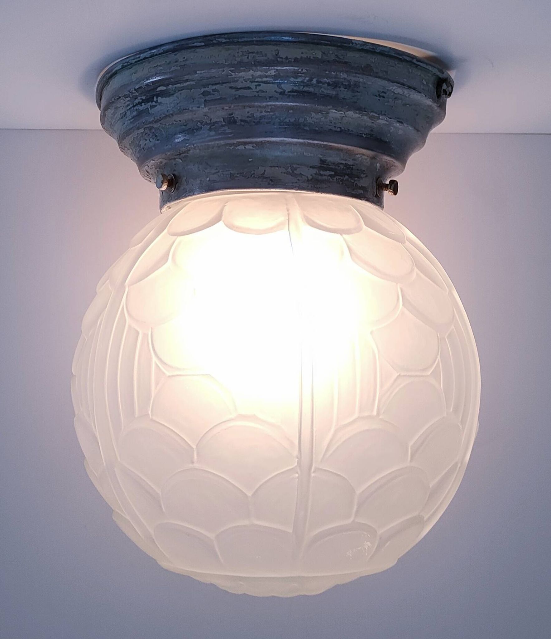 Lampe art déco boule verre pressé moulé