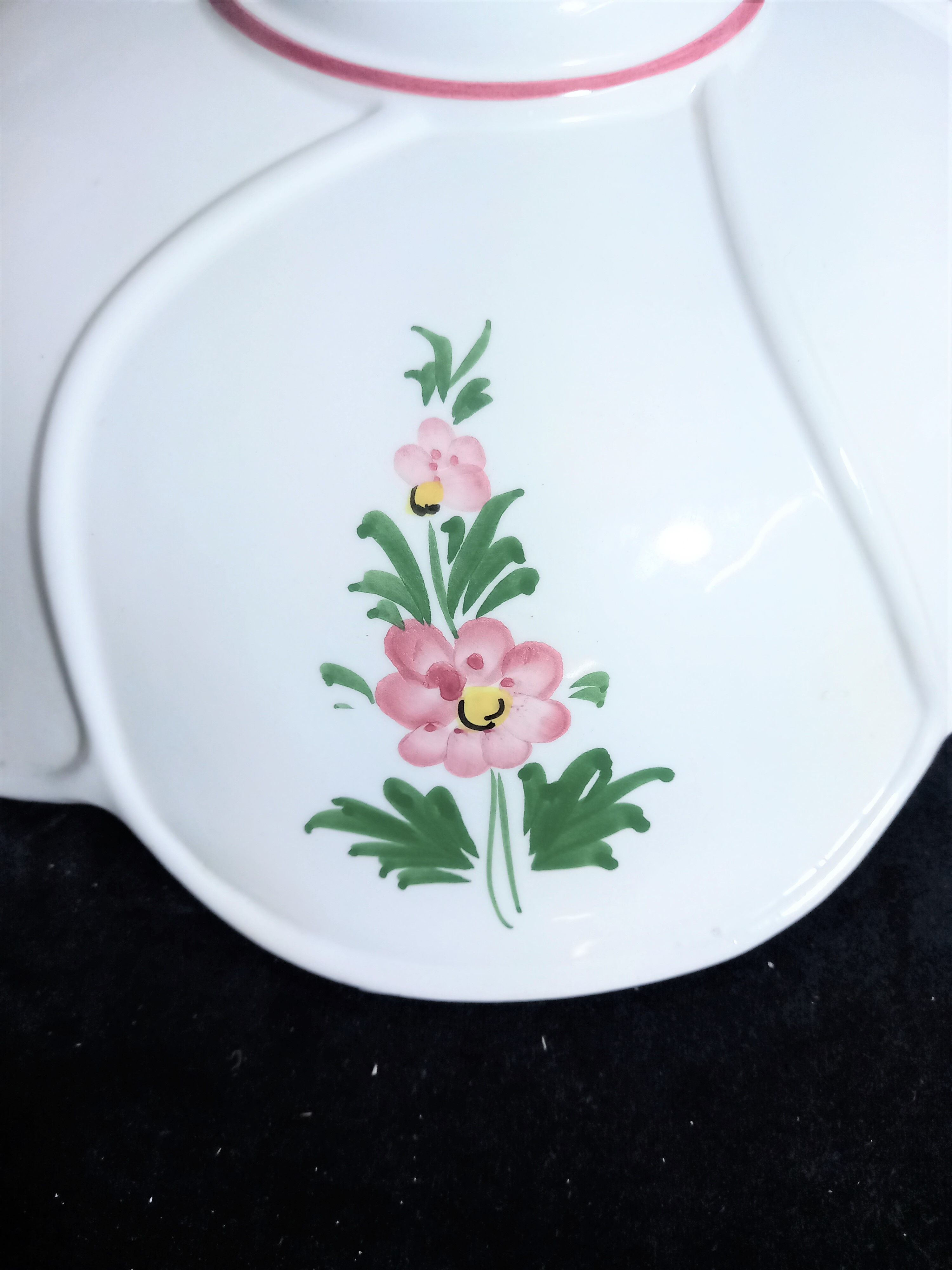 Washbasin with hand-painted floral decor