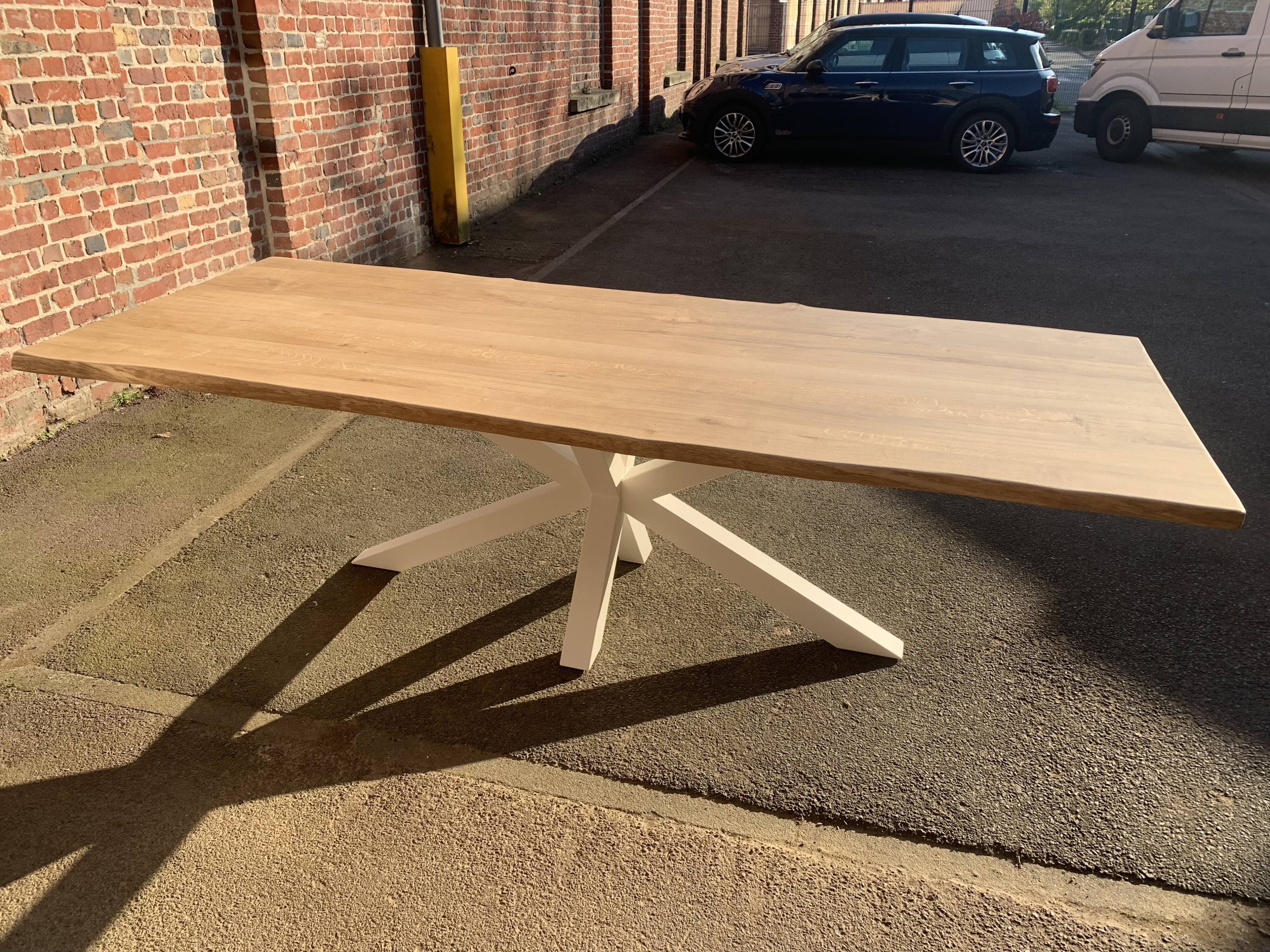 Solid oak table irregular edges with white/black central metal foot for 10 people 2m60x1m