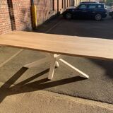 Solid oak table irregular edges with white/black central metal foot for 10 people 2m60x1m