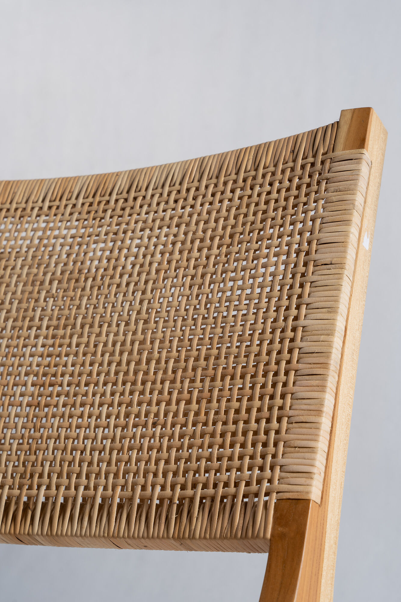 Reclining armchair in natural wood and woven rattan