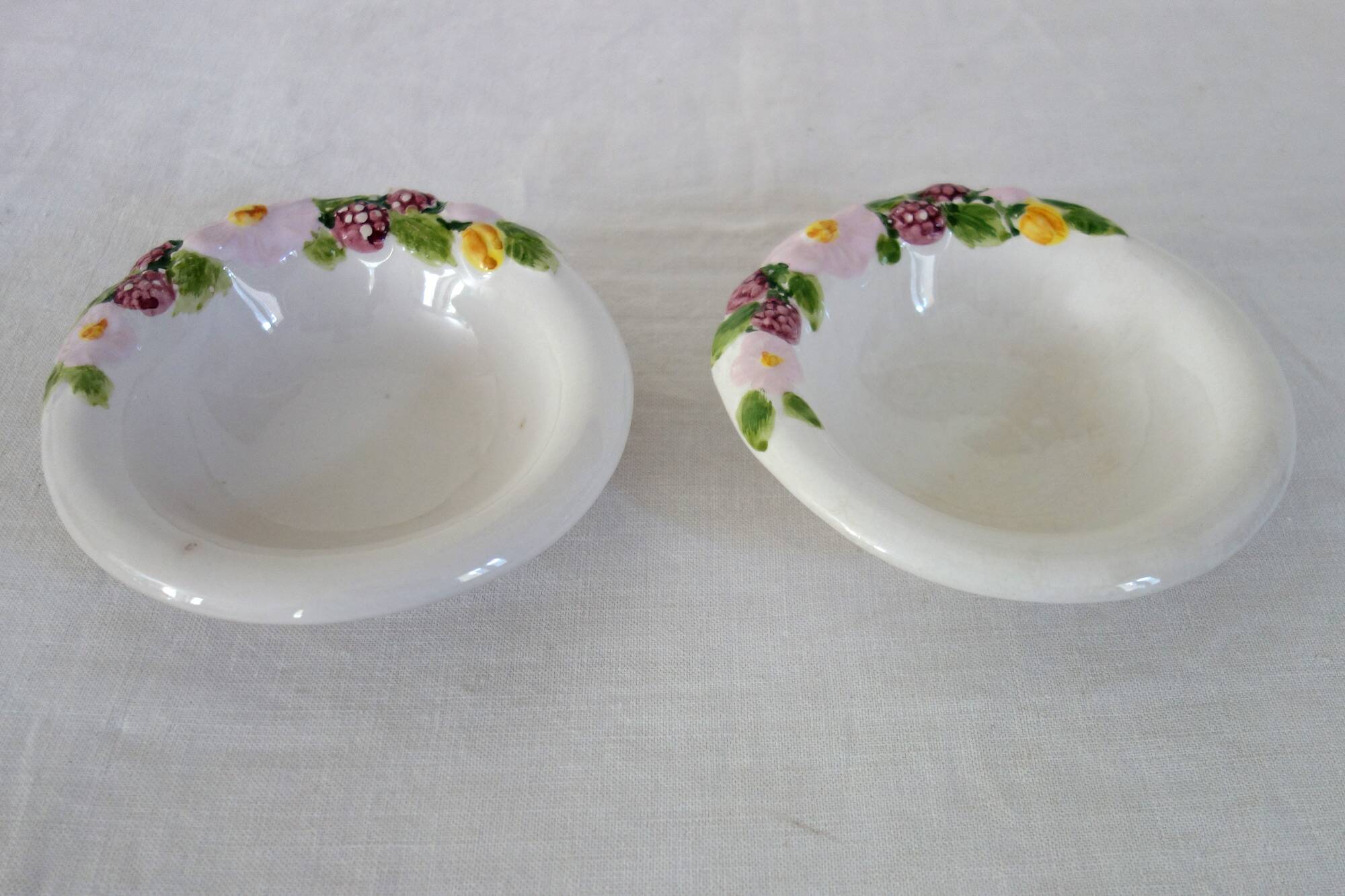 6 plates + 2 bowls Barbotine fruit decor vintage