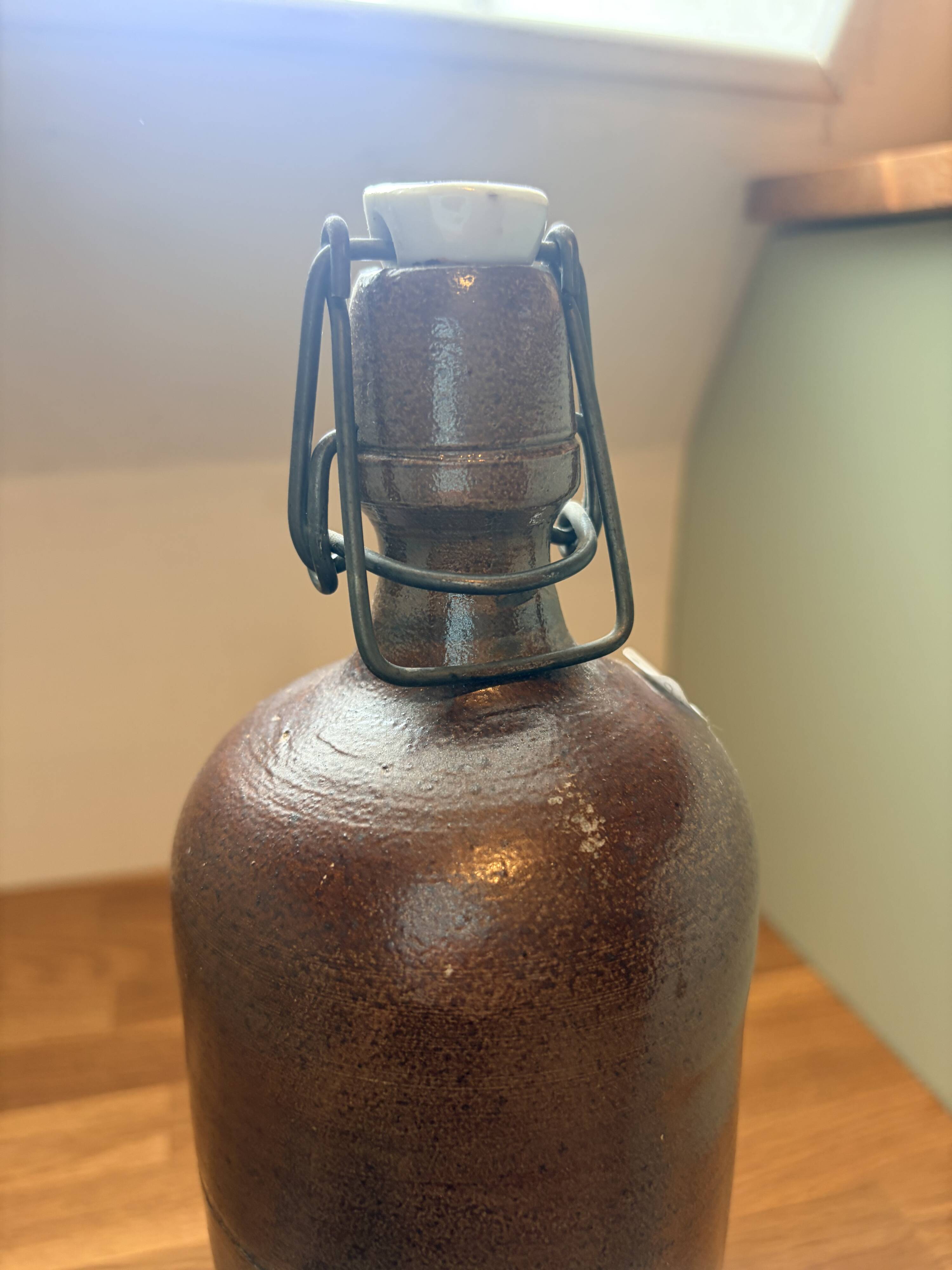 Bouteille en grès vernissé vintage 2106221