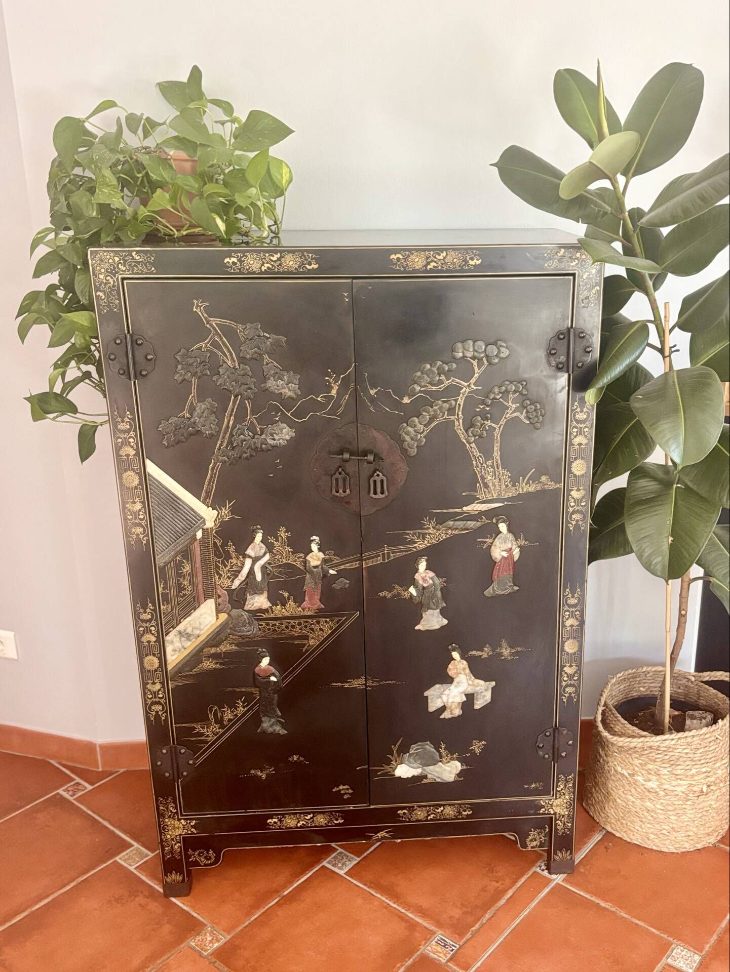 Magnifique cabinet chinois laqué noir et or
