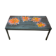 Table basse vintage plateau céramique décor fleurs orangées sur fond gris