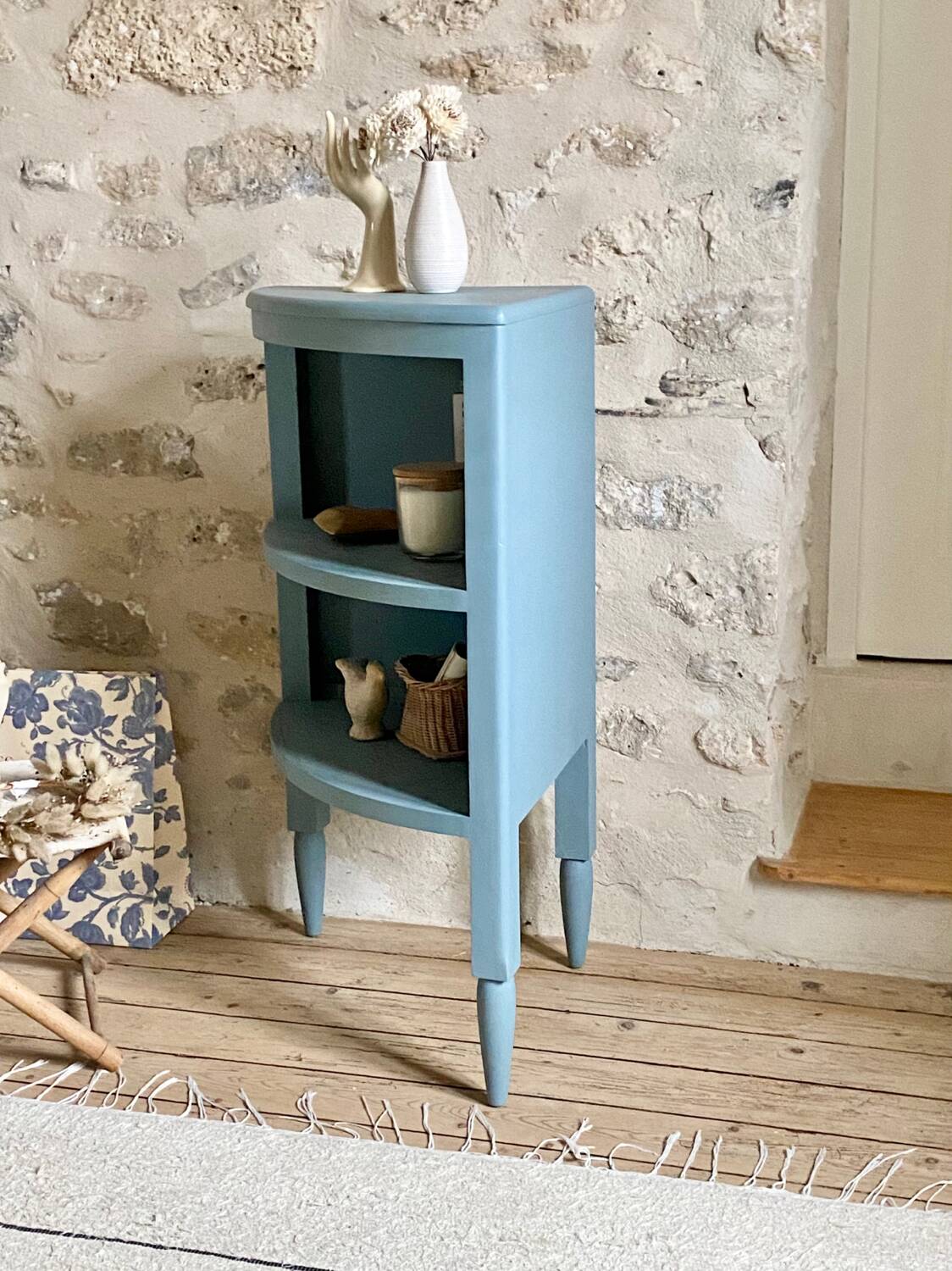 Corner cabinet