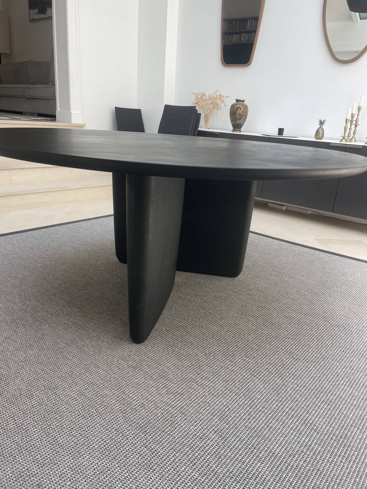 Black round table Tobi-Ishi B&B Italia design Edward Barber + Jay Osgerby