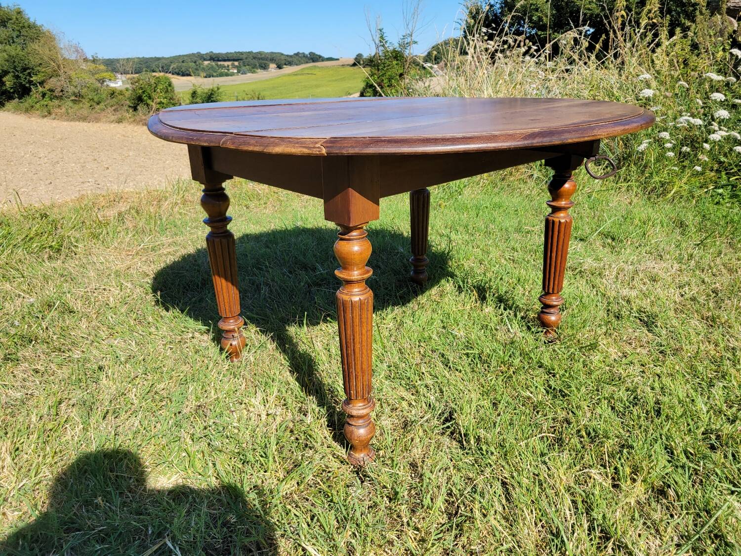 Round table with 2 leaves