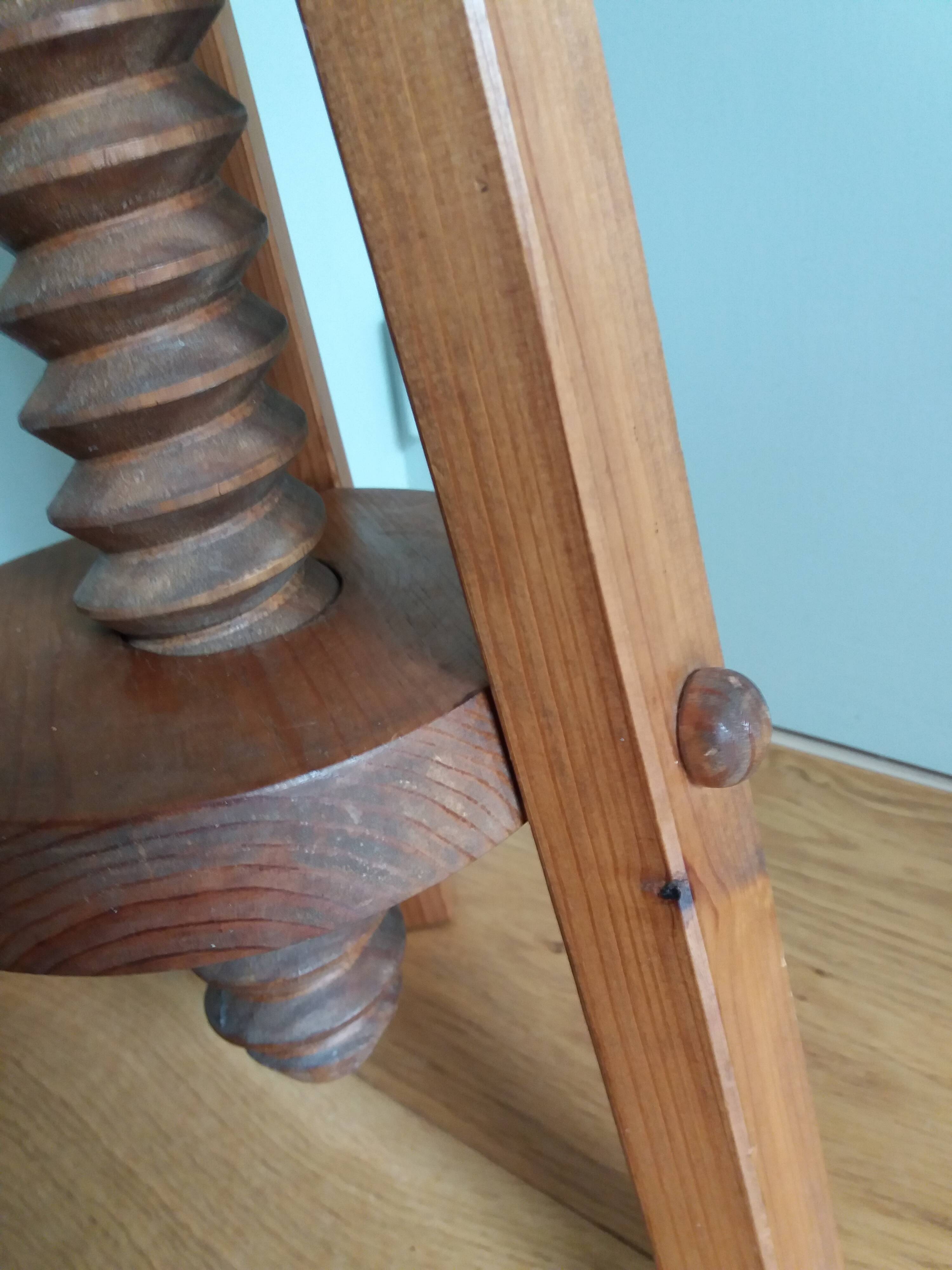 Tripod screw stool