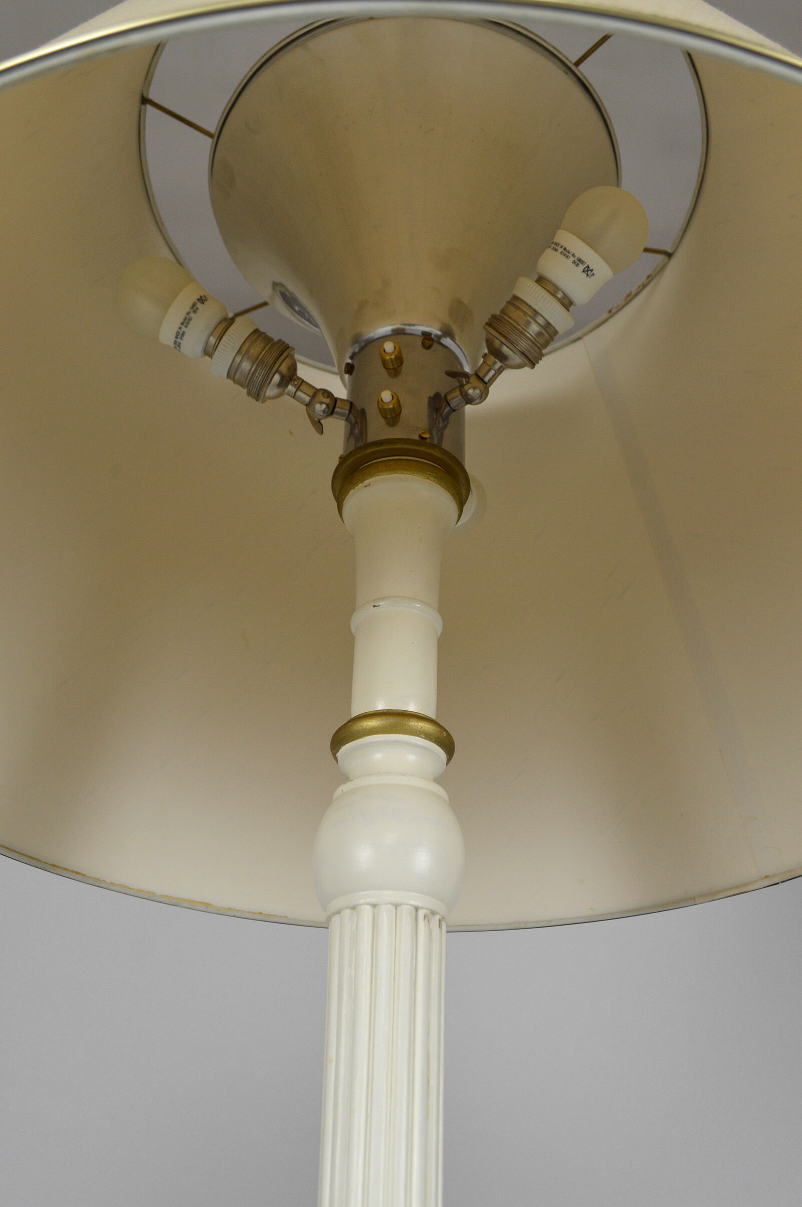Art Deco floor lamp in white and gilded painted wood, 1925