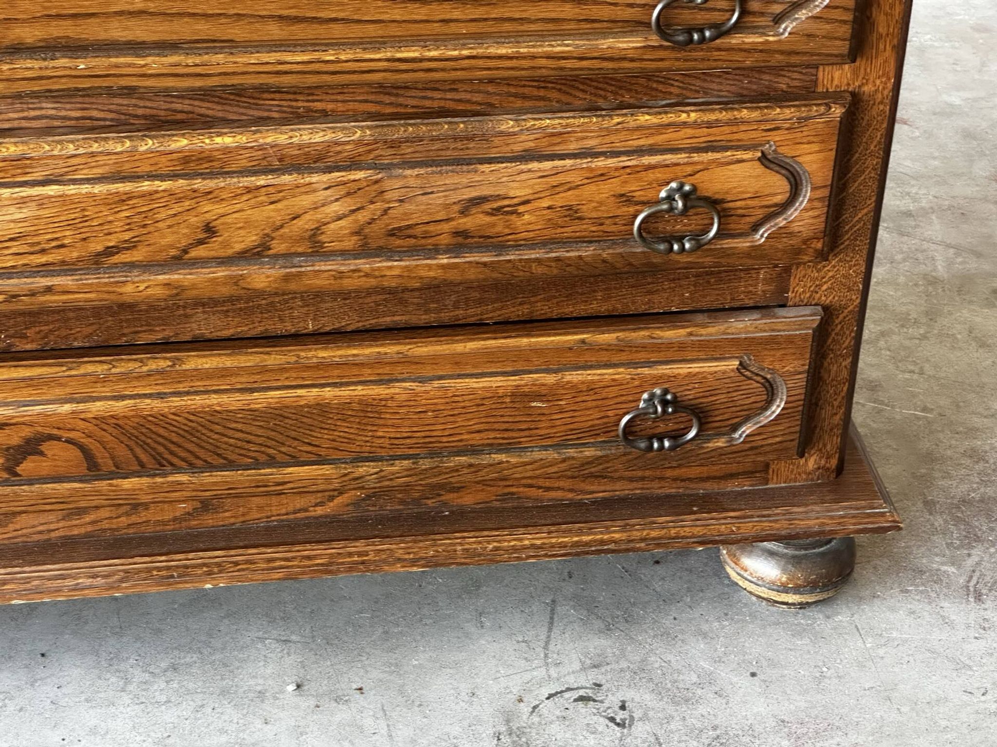 Vintage oak and veneer chest of drawers with 4 drawers.