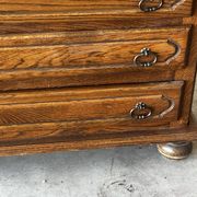 Vintage oak and veneer chest of drawers with 4 drawers.