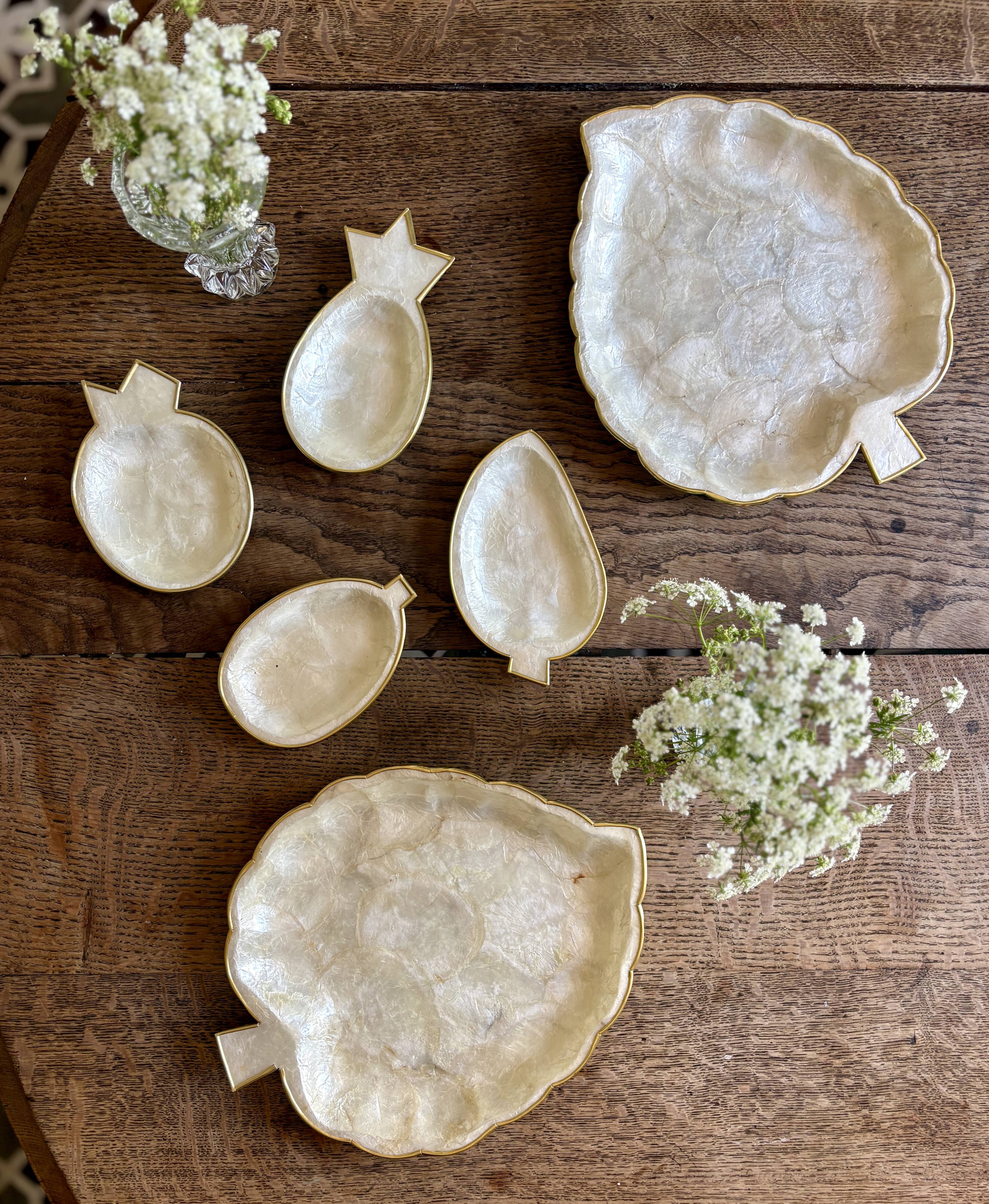 Lot de plats vintage en nacre et laiton