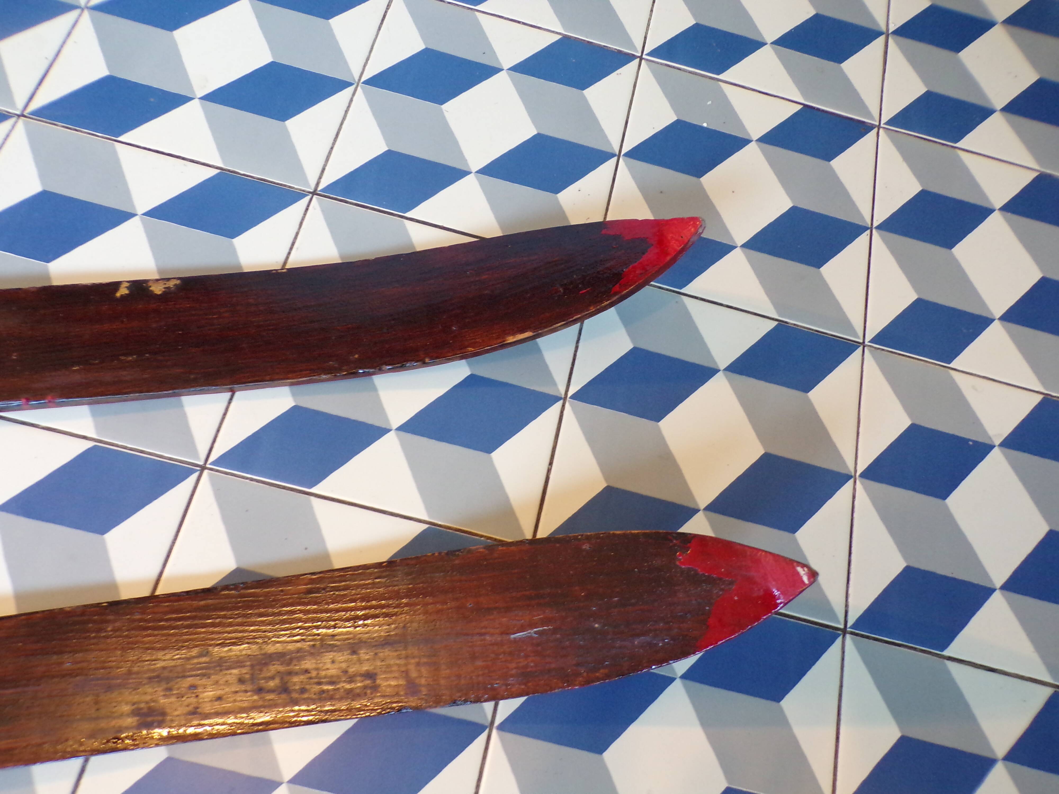Paire de skis vintage en bois