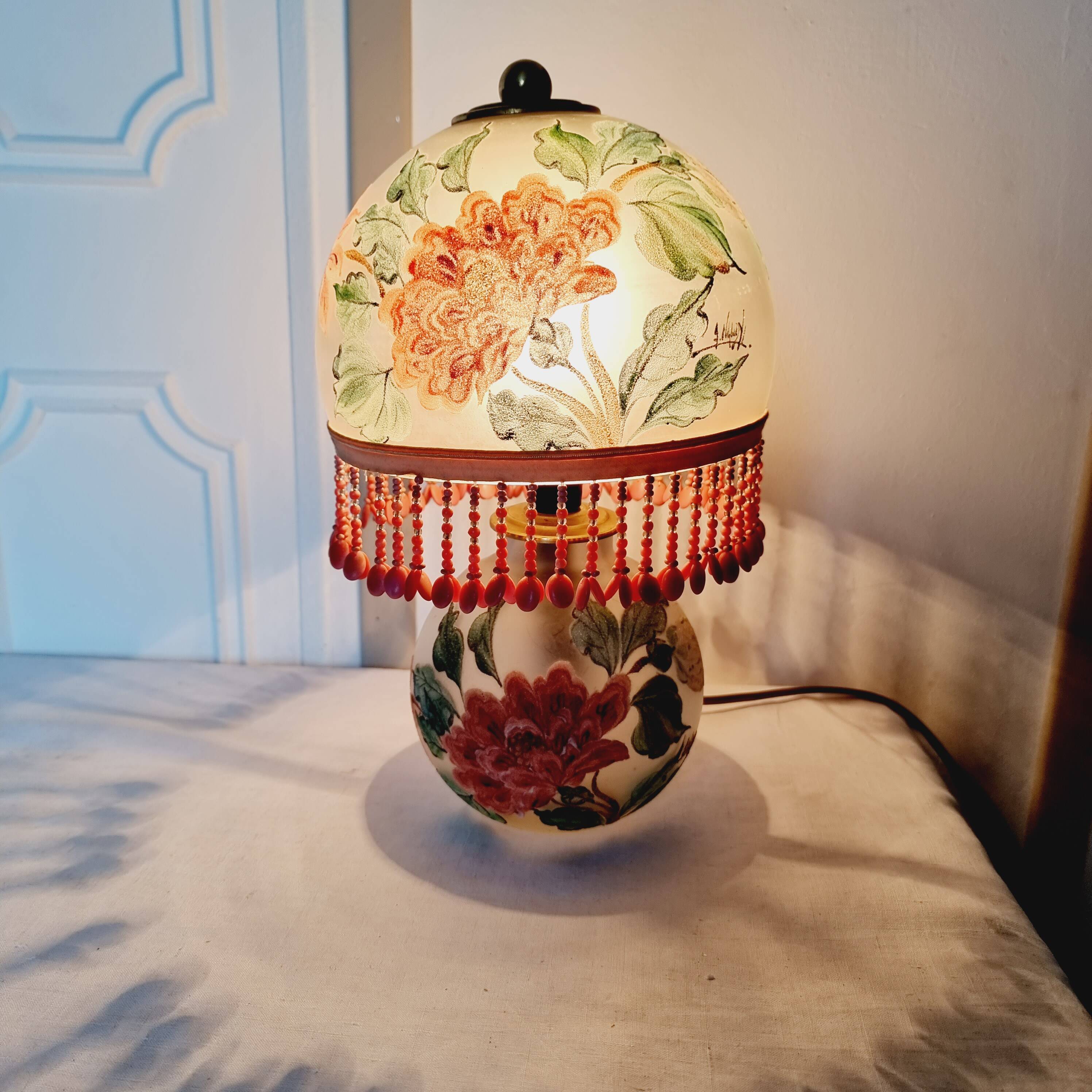 Lampe antique en opaline peinte à la main par Annick Naudy