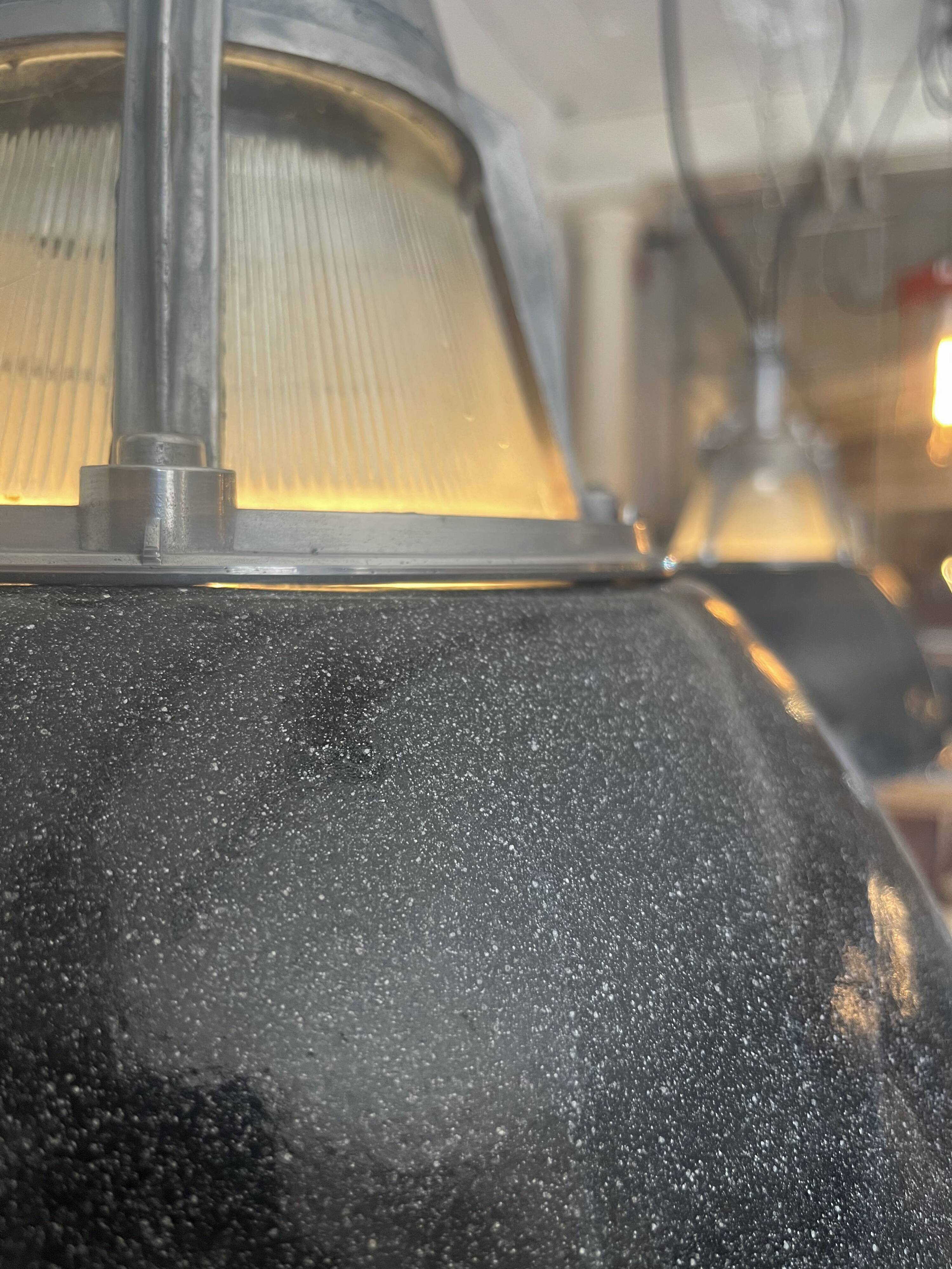 „Alma“ Ukrainische Industrieleuchte schwarz