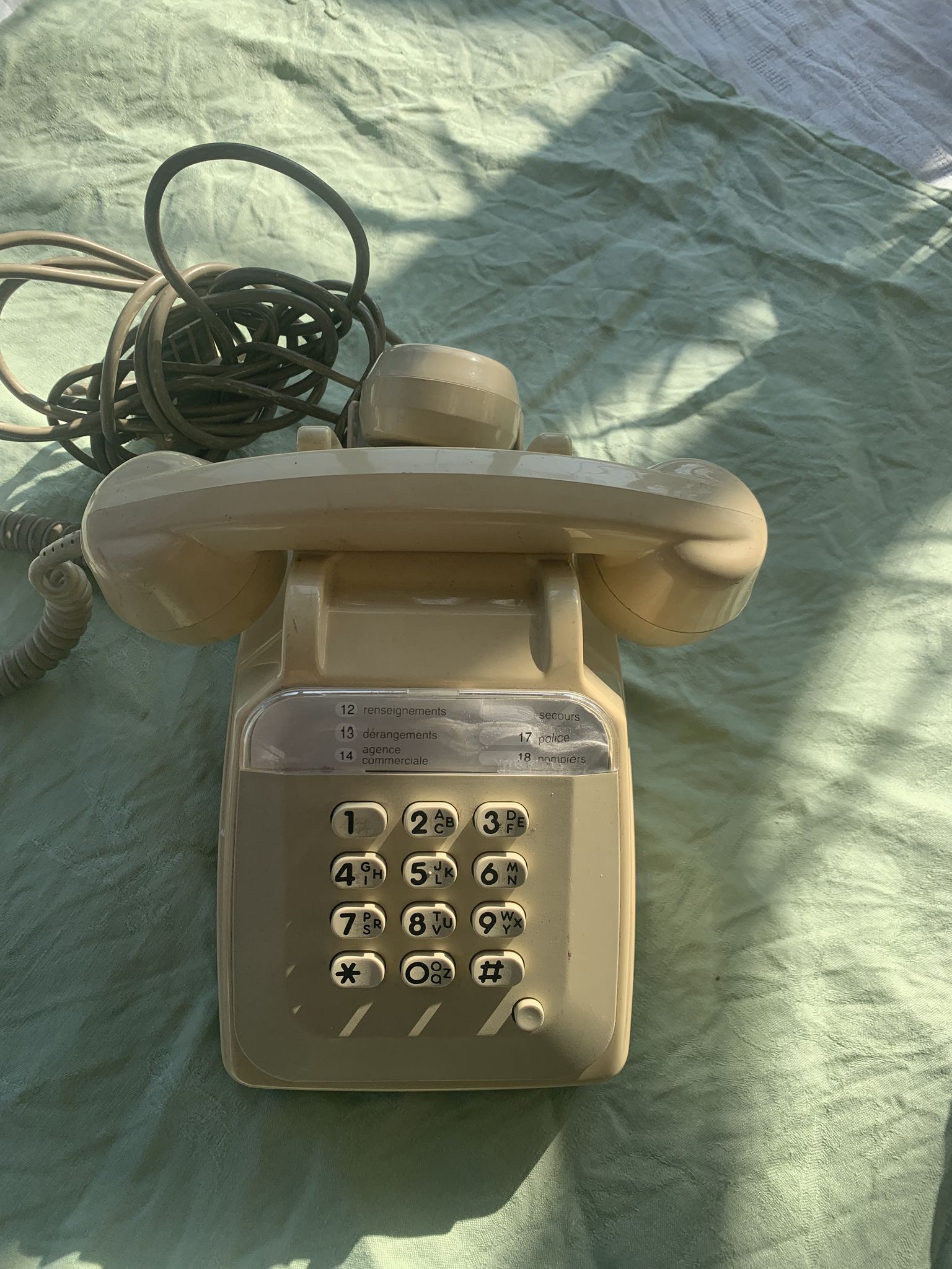 Telephone in Bakelite ecru beige with keys socotel s63 vintage 1981
