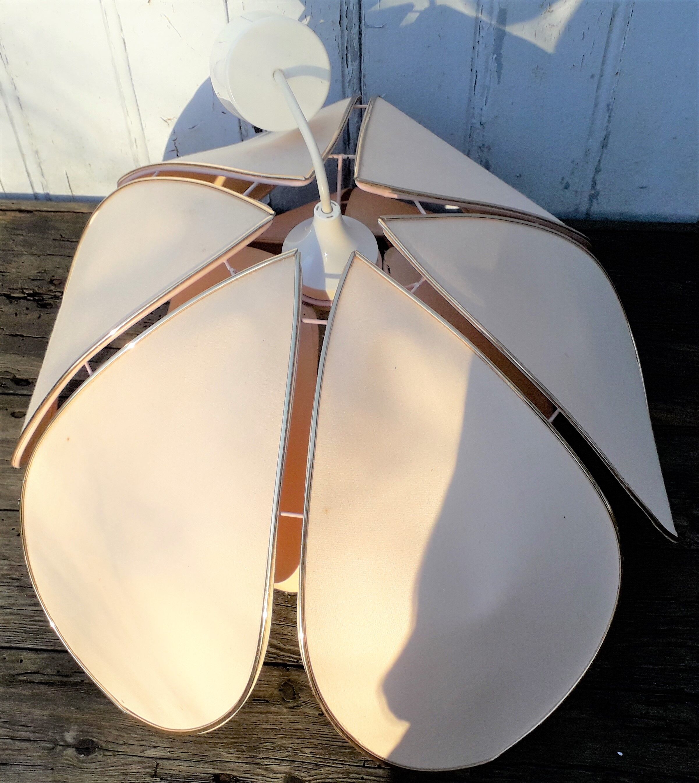 Suspension flower petals