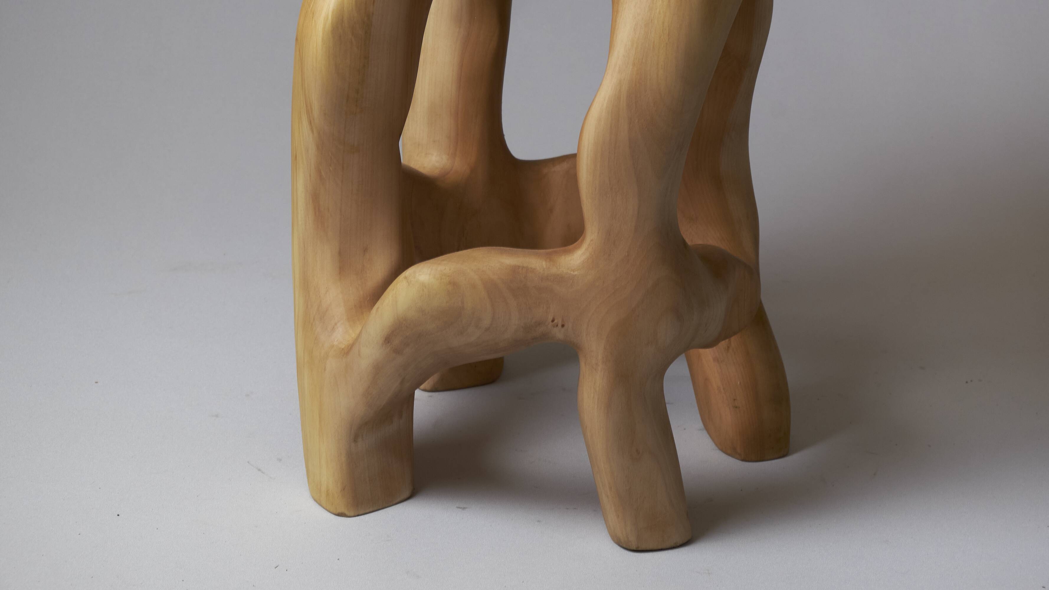 Tabouret sculpté unique à partir d'une seule pièce de bois