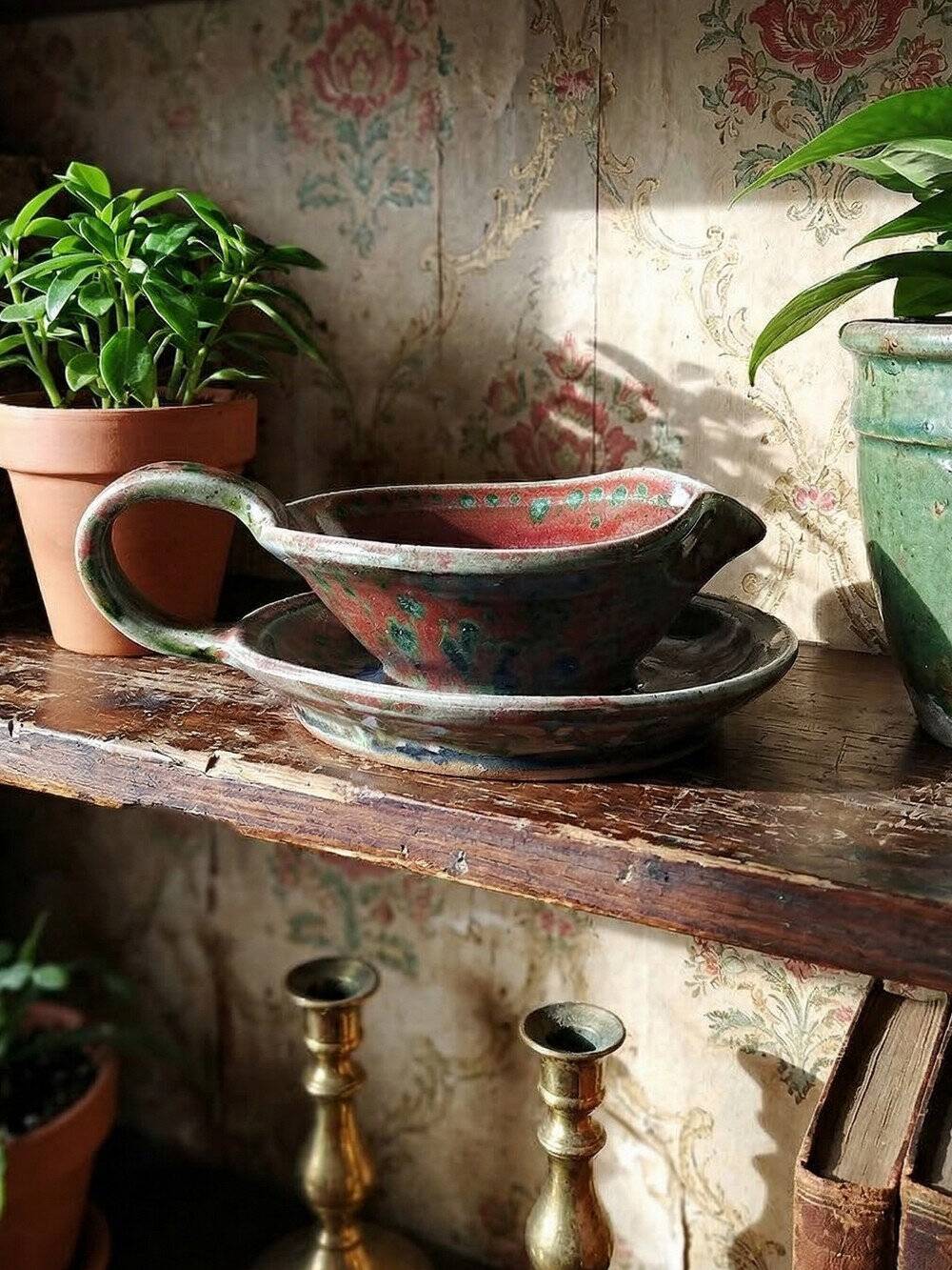 Glazed stoneware sauce boat Fontgombault, red and green, vintage 1960-1970.