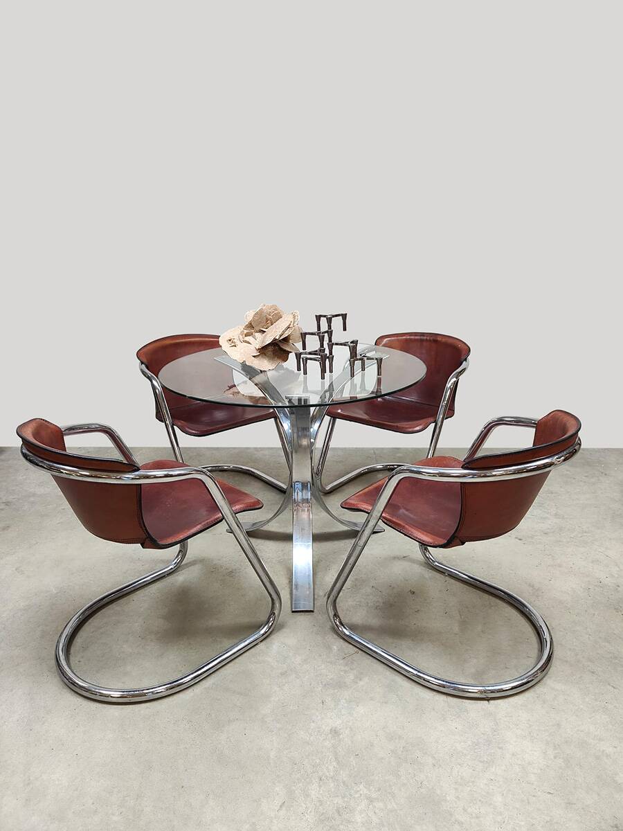 Ensemble de salle à manger vintage en chrome avec table et chaises.
