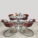 Ensemble de salle à manger vintage en chrome avec table et chaises.