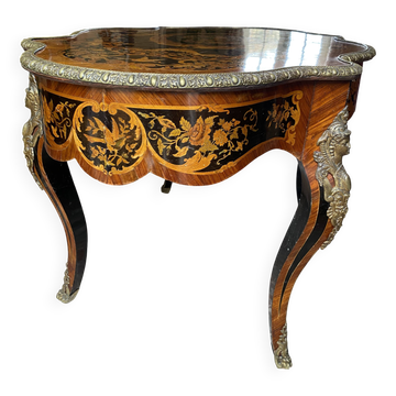 French table in marquetry from the 19th century.