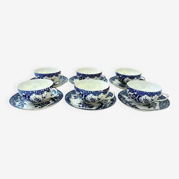 Suite de six tasses à thé et leurs sous-tasses en porcelaine bleu-blanc du Japon