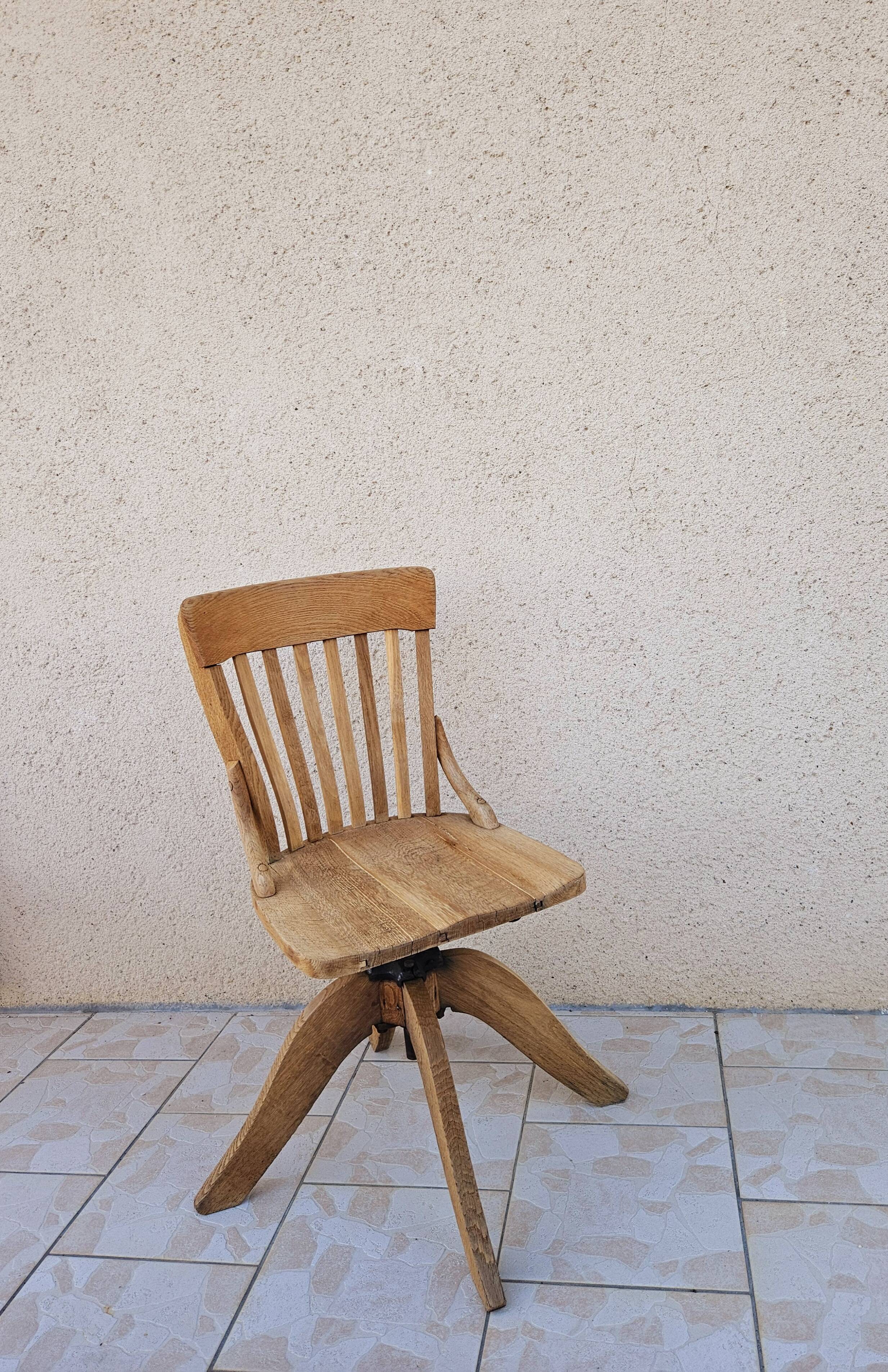 Chaise de bureau pivotante en chêne blond vers 1930