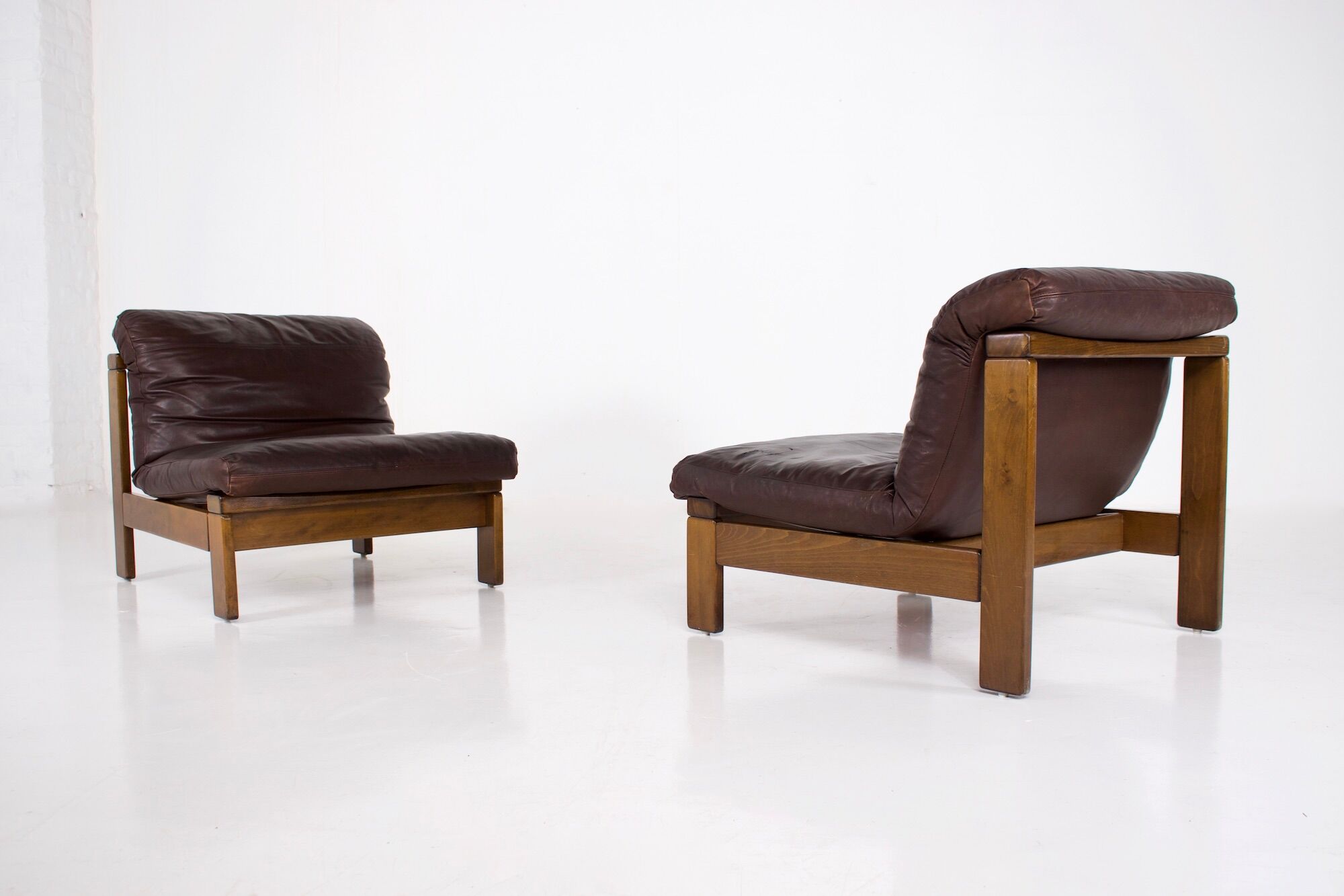 Paire de chauffeuses en cuir 1970