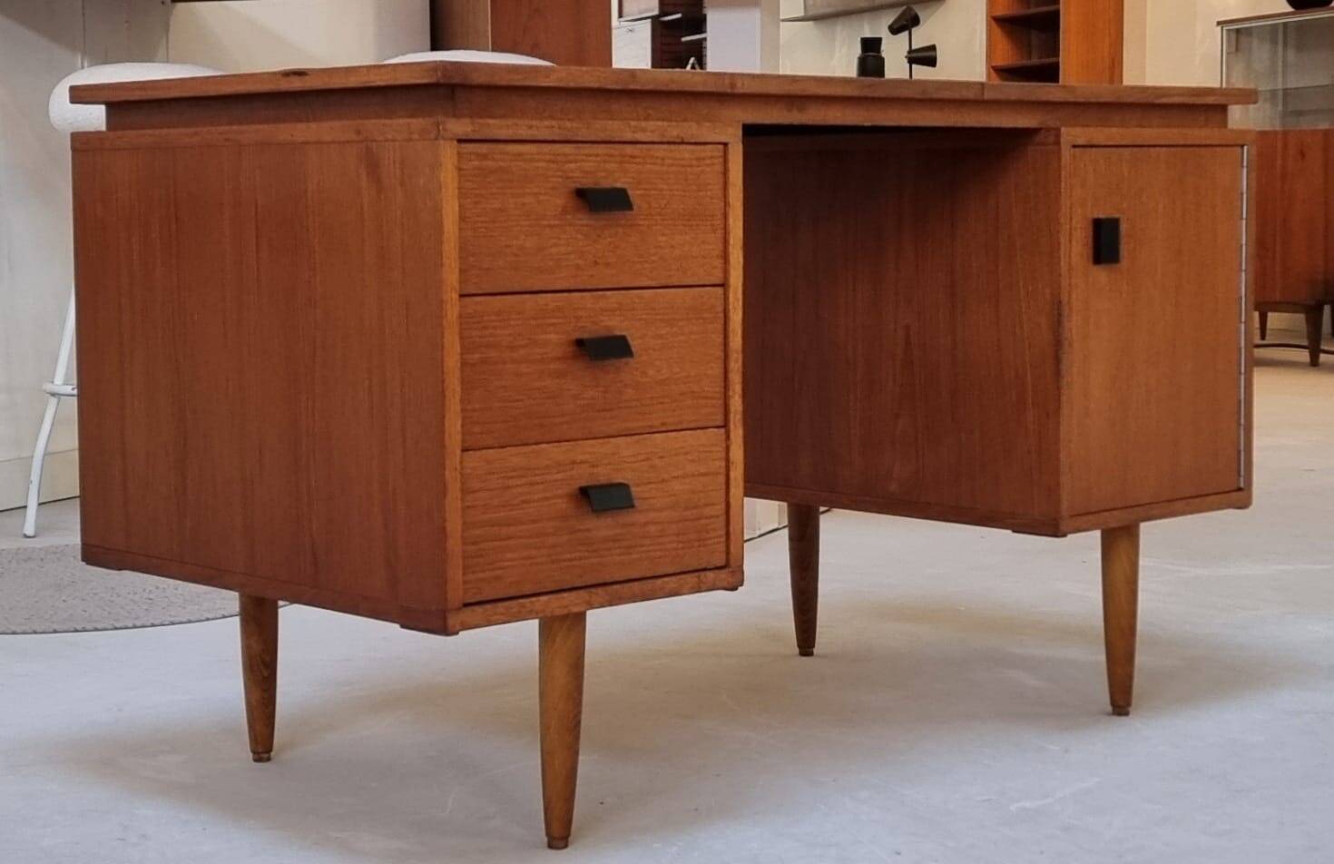 Bureau du milieu du siècle