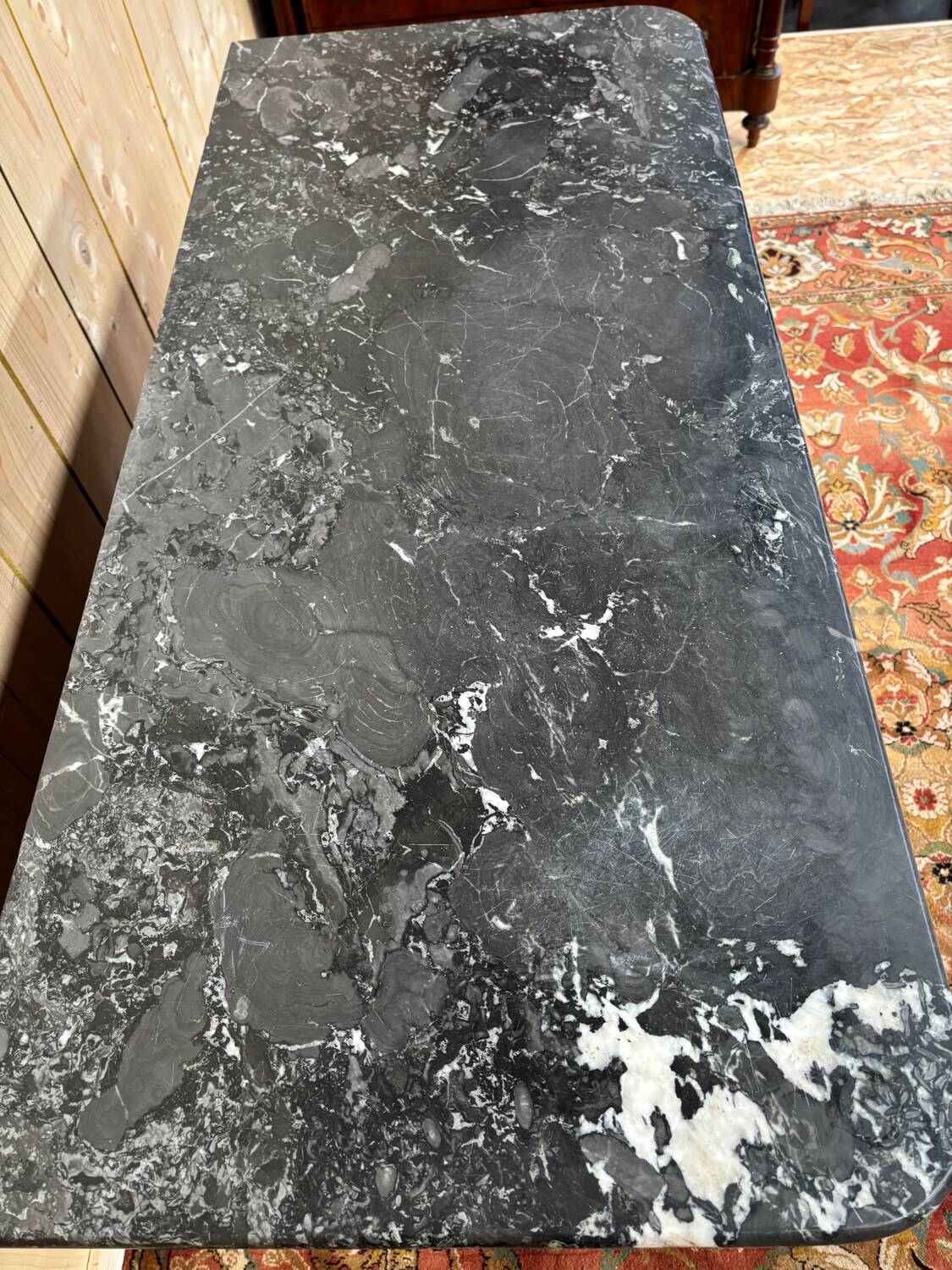 Renaissance period chest of drawers in flamed mahogany veneer