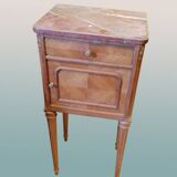 Table de chevet en bois de style Louis XVI.