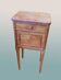Table de chevet en bois de style Louis XVI.