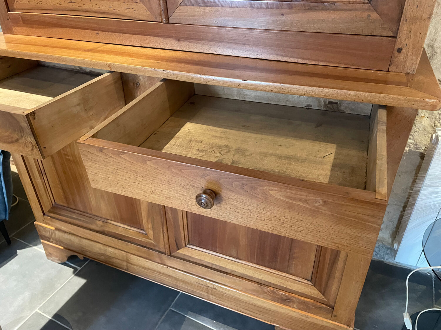 Buffet with 2 bodies in walnut, Louis Philippe style.